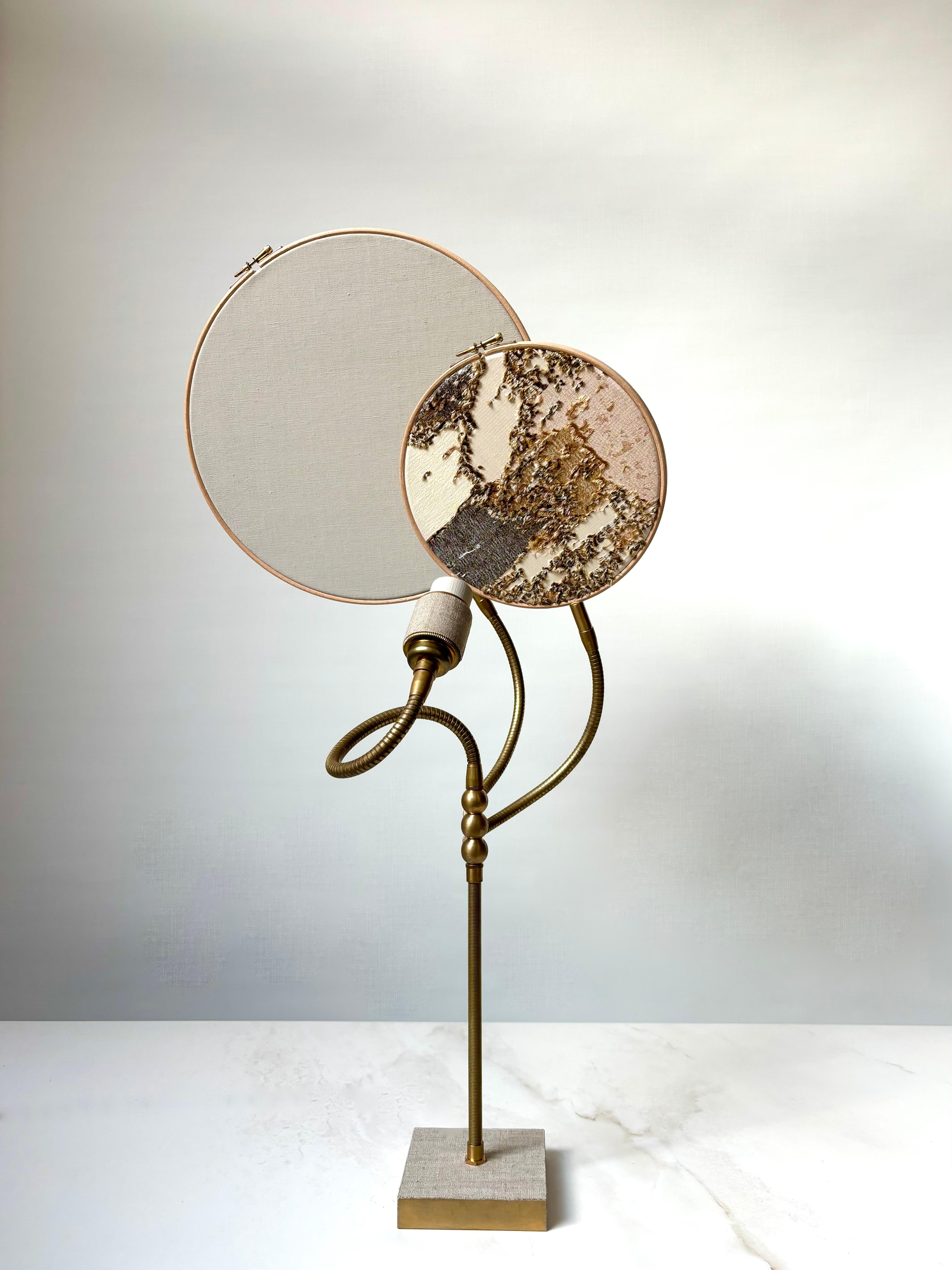 Nº 32 Lámpara de mesa artesanal de dos círculos bordados en mármol, de Sander Bottinga Posmoderno en venta