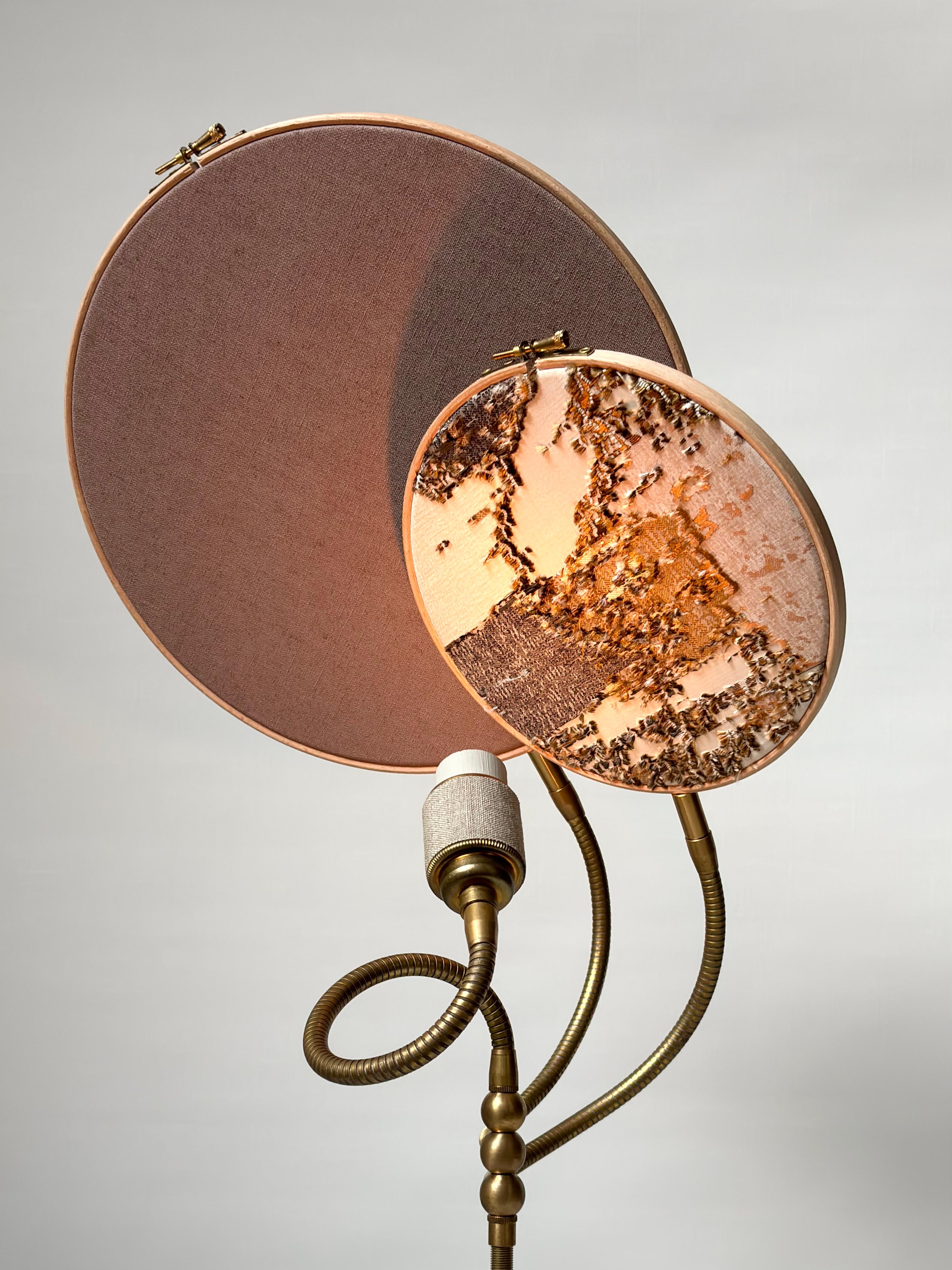 Postmoderne Lampe de bureau n° 32 brodée à la main en marbre à deux cercles par Sander Bottinga en vente