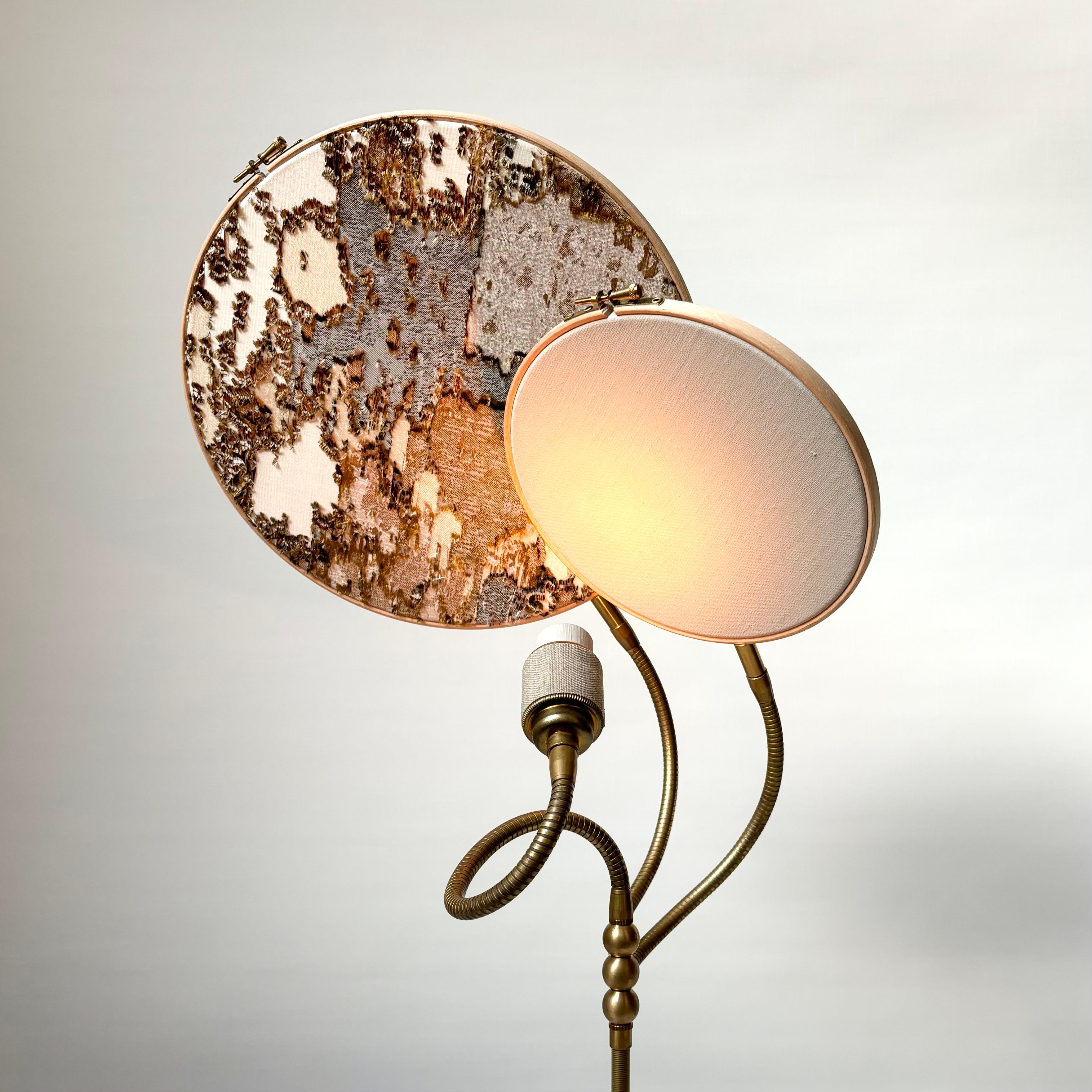 Néerlandais Lampe de bureau n° 32 brodée à la main en marbre à deux cercles par Sander Bottinga en vente