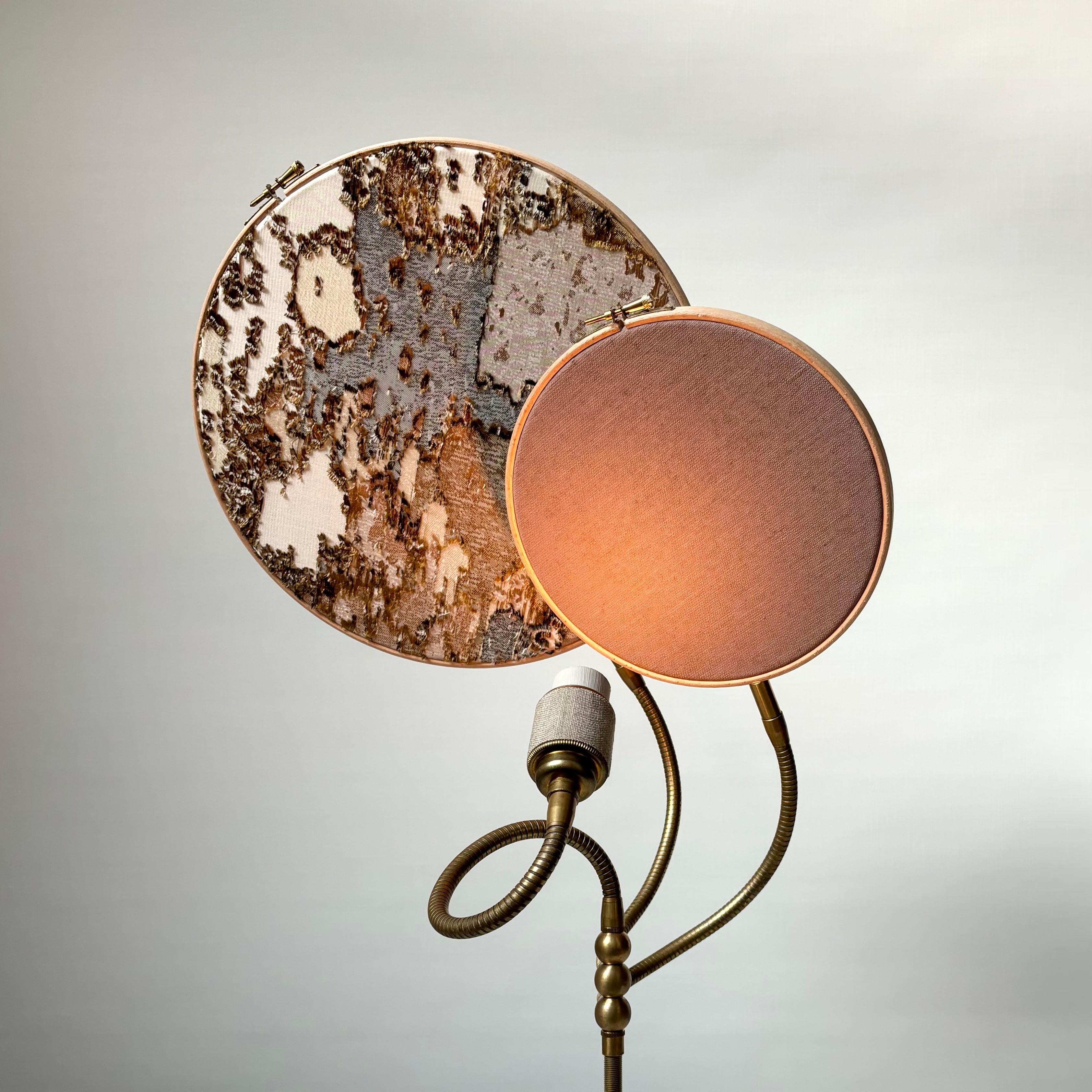 Néerlandais Lampe de bureau n° 32 brodée à la main en marbre à deux cercles par Sander Bottinga en vente