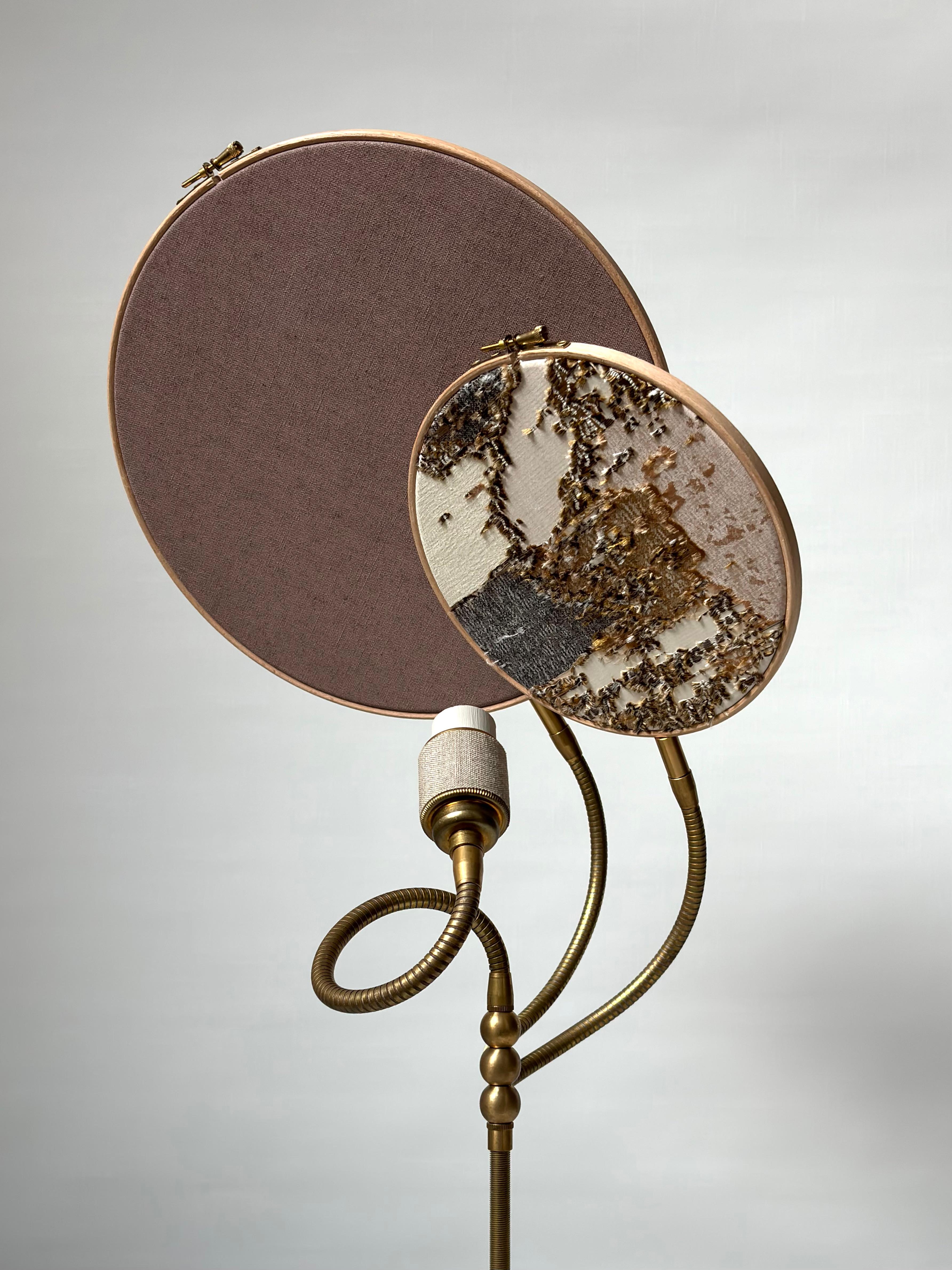 Néerlandais Lampe de bureau n° 32 brodée à la main en marbre à deux cercles par Sander Bottinga en vente