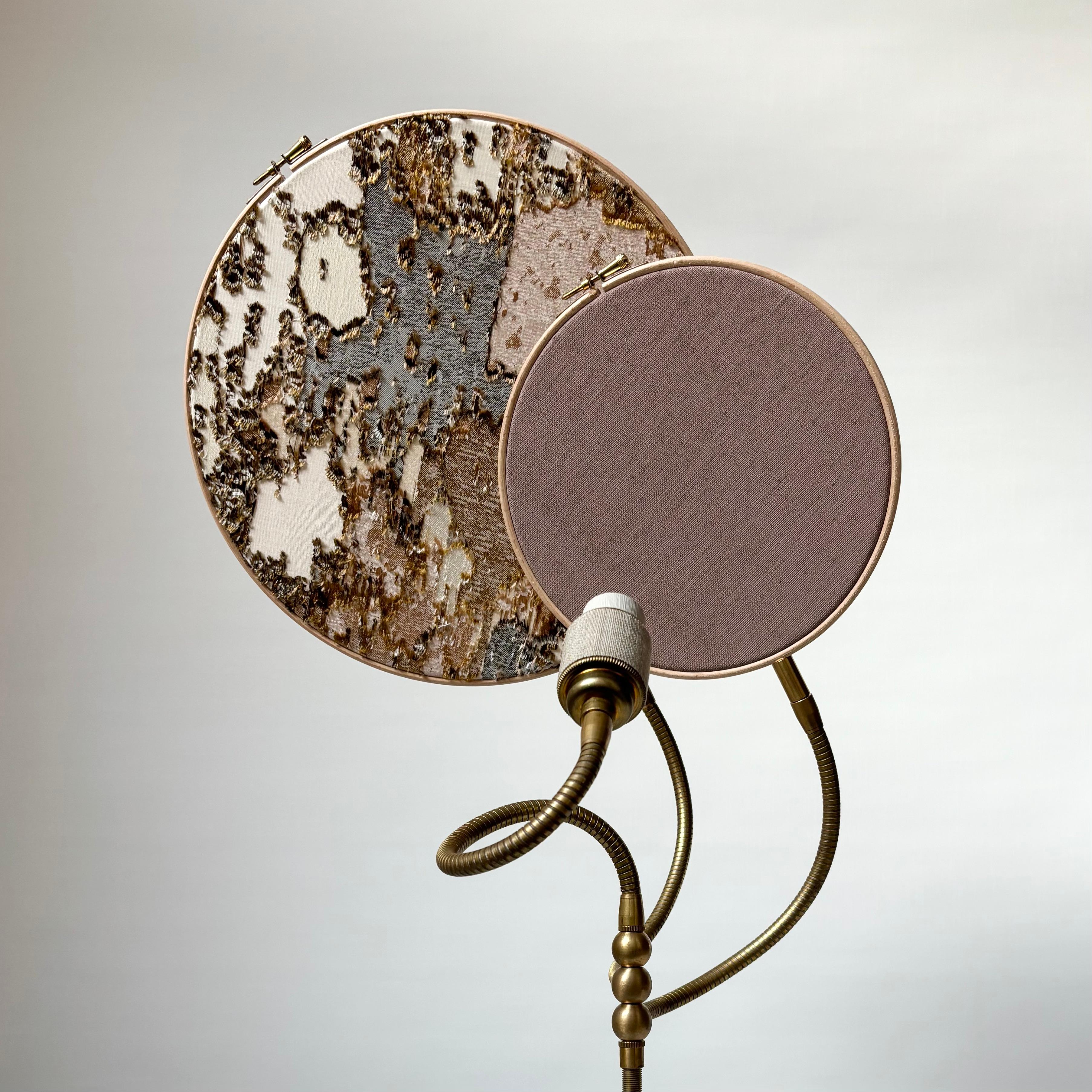 Lampe de bureau n° 32 brodée à la main en marbre à deux cercles par Sander Bottinga Neuf - En vente à Geneve, CH