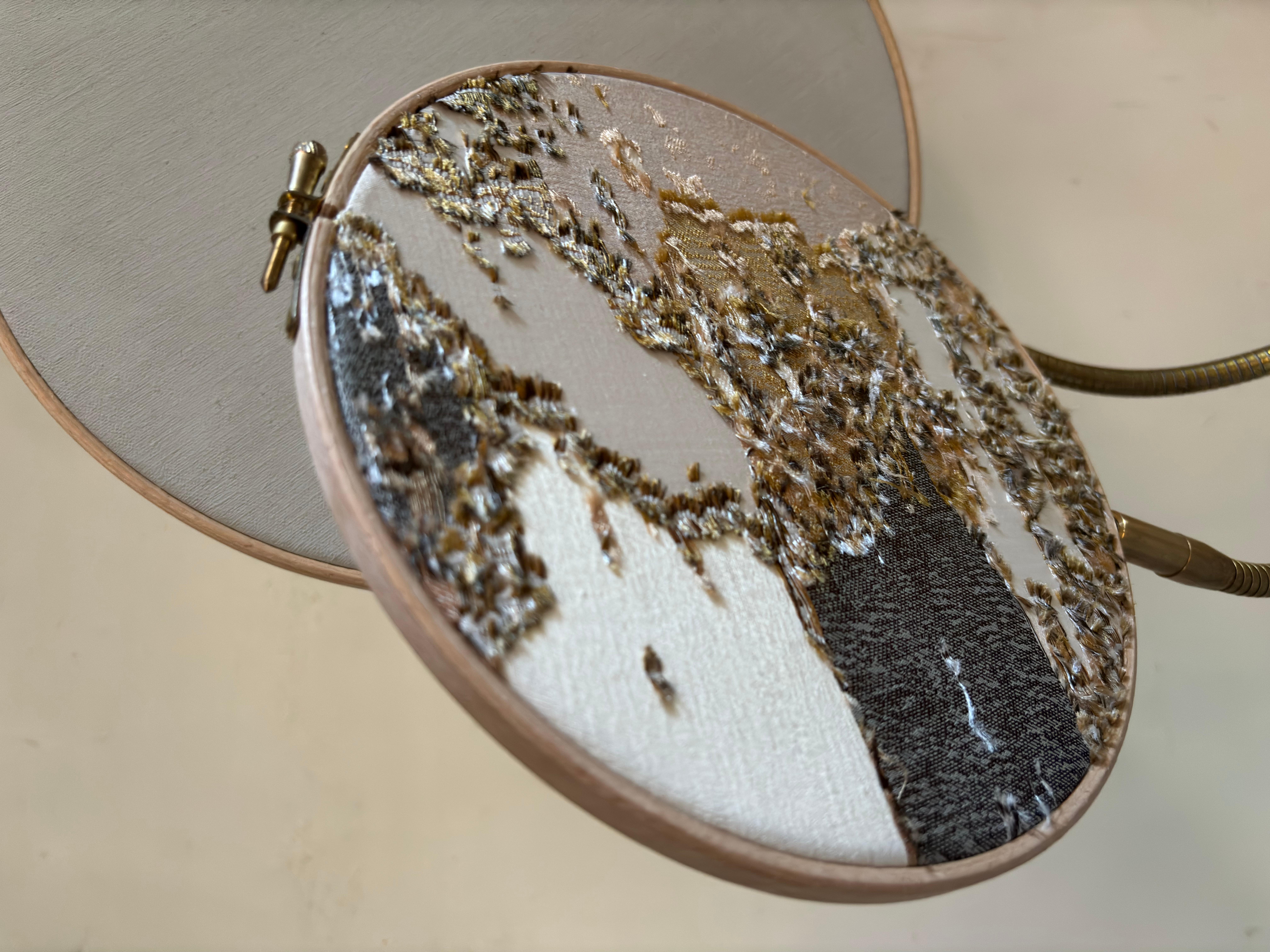Nº 32 Lámpara de mesa artesanal de dos círculos bordados en mármol, de Sander Bottinga en Nuevo estado para la venta en Geneve, CH