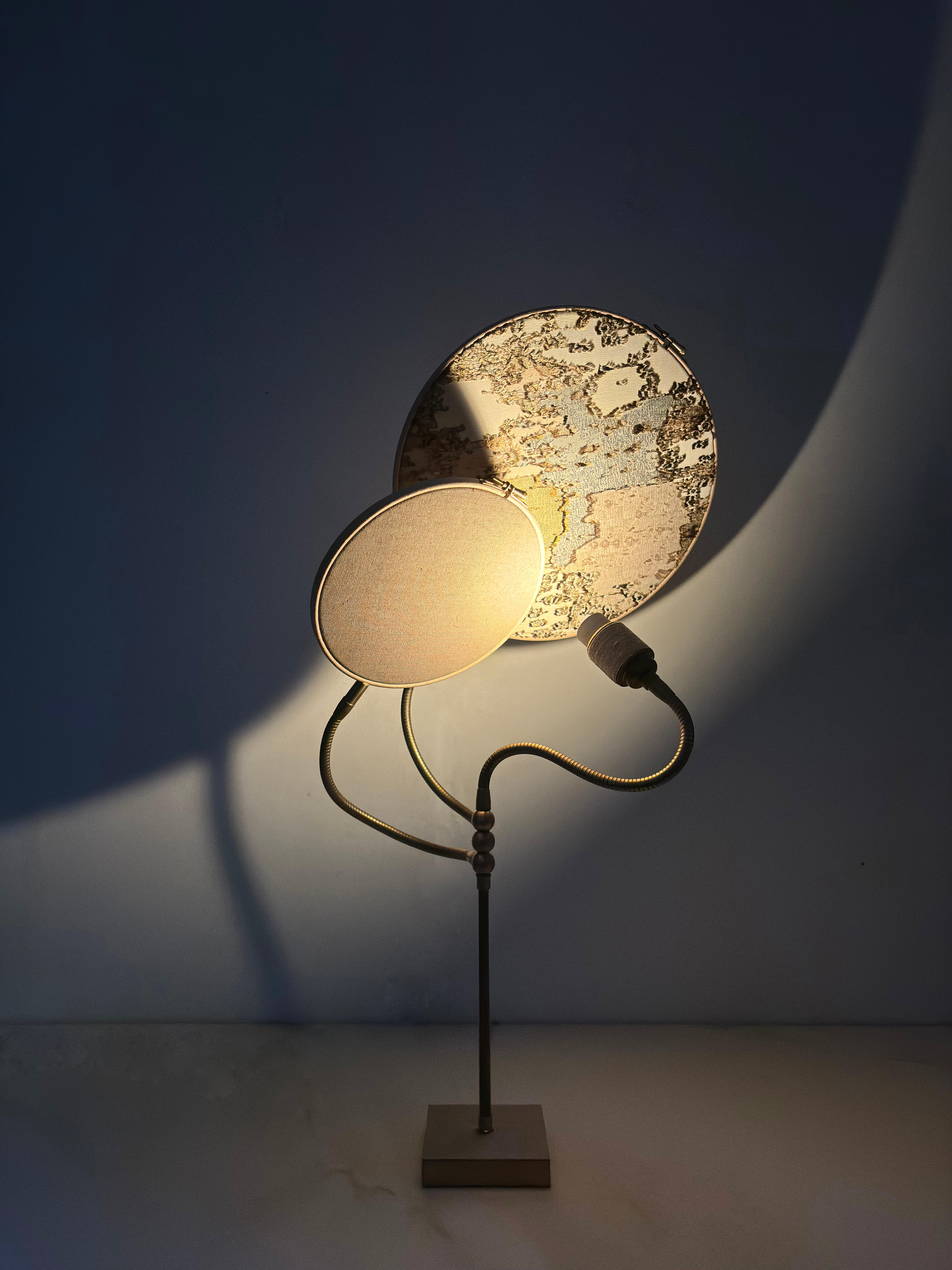 XXIe siècle et contemporain Lampe de bureau n° 32 brodée à la main en marbre à deux cercles par Sander Bottinga en vente