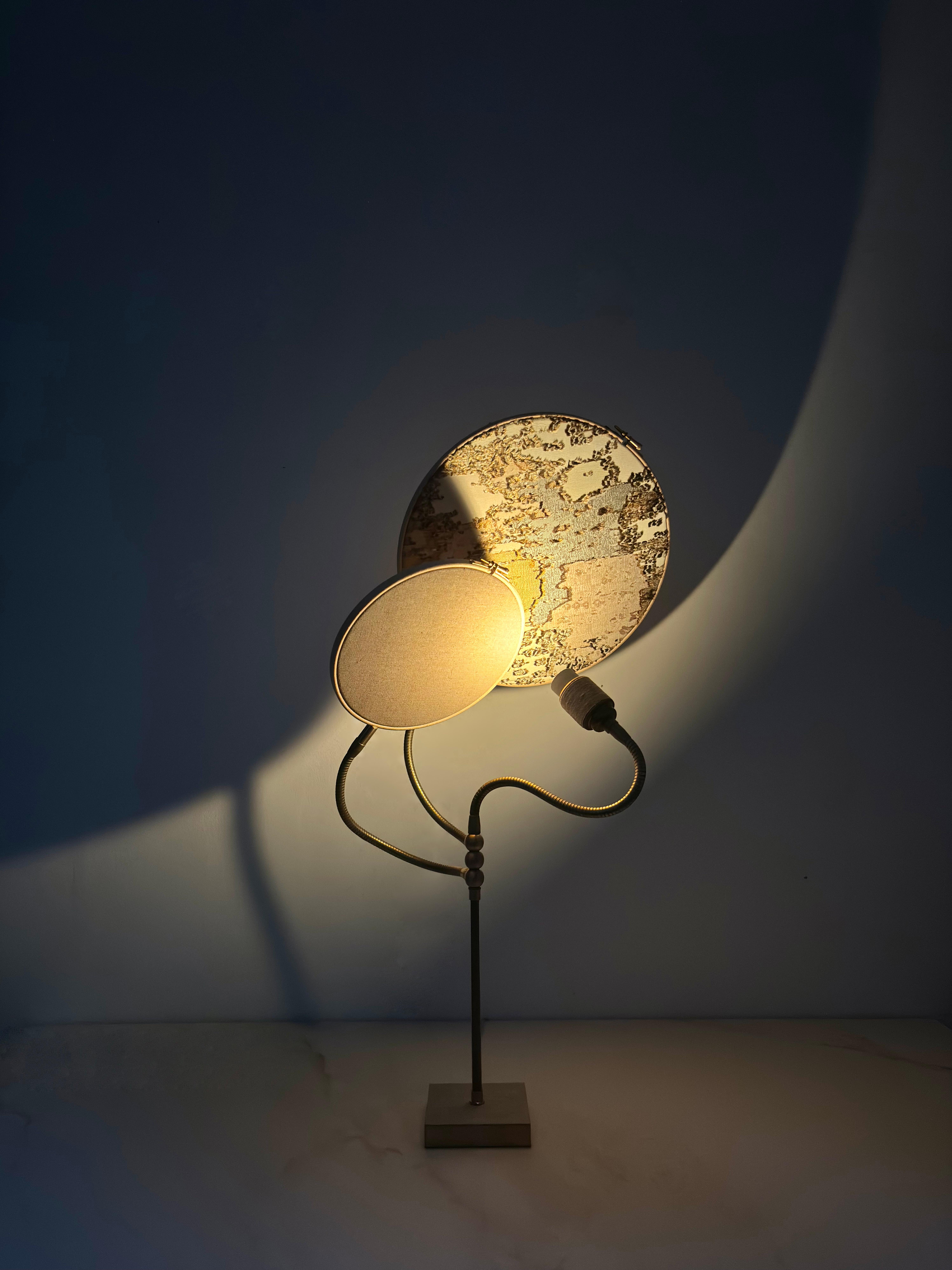 XXIe siècle et contemporain Lampe de bureau n° 32 brodée à la main en marbre à deux cercles par Sander Bottinga en vente