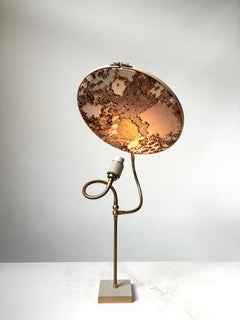 Nº 32 Lámpara de sobremesa artesanal de un círculo bordada en mármol, de Sander Bottinga