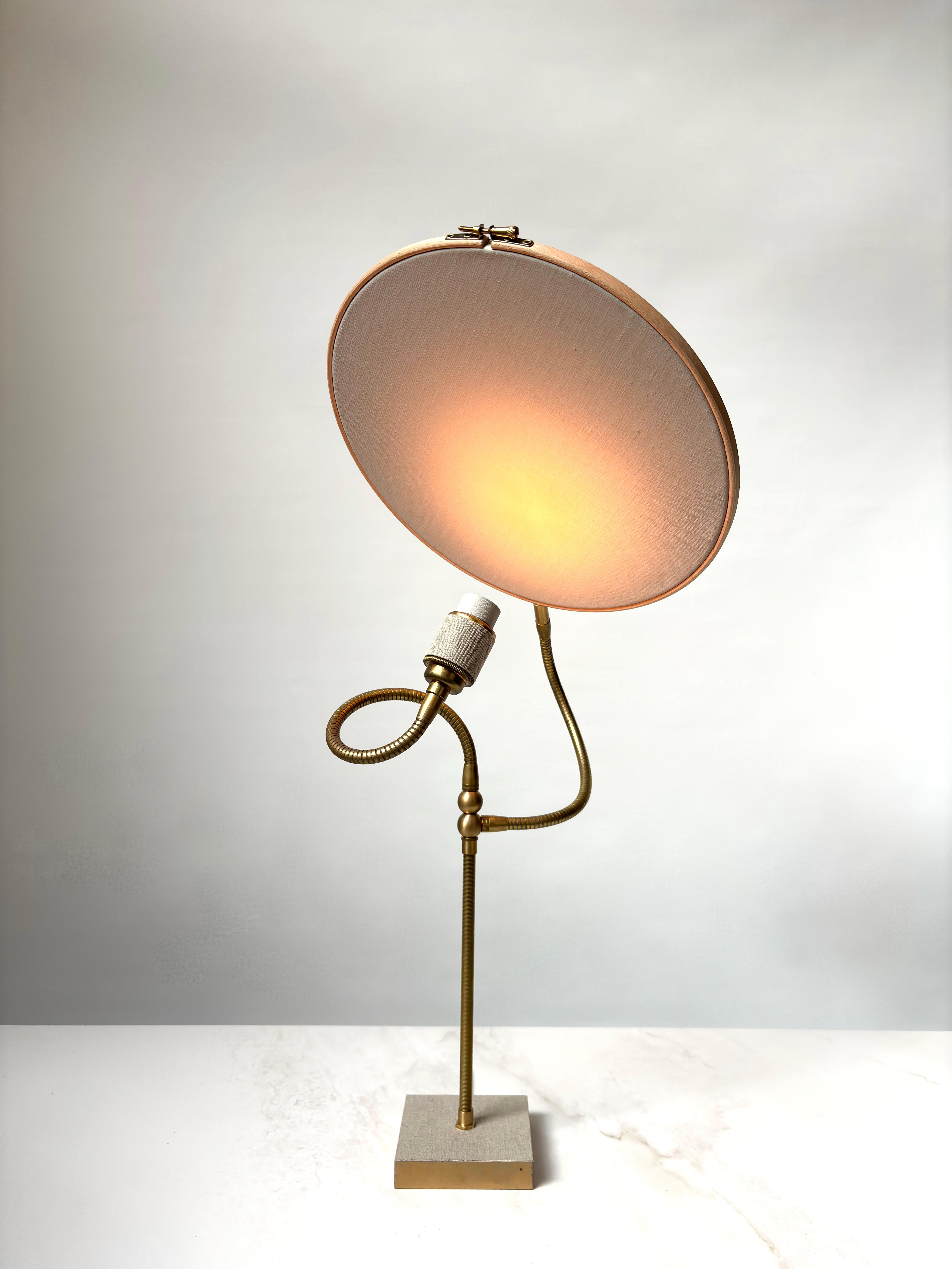 Lampe de bureau n° 32 de Sander Bottinga
Dimensions : D 31 cm x L 40 cm x H 68 cm
MATERIAL : laiton, bois, lin gris peint à la main, viscose, coton, cuir.

Cercle disponible en 31, 26 ou 21 cm.
Disponible avec 2 cercles ou 1 cercle.
Disponible en