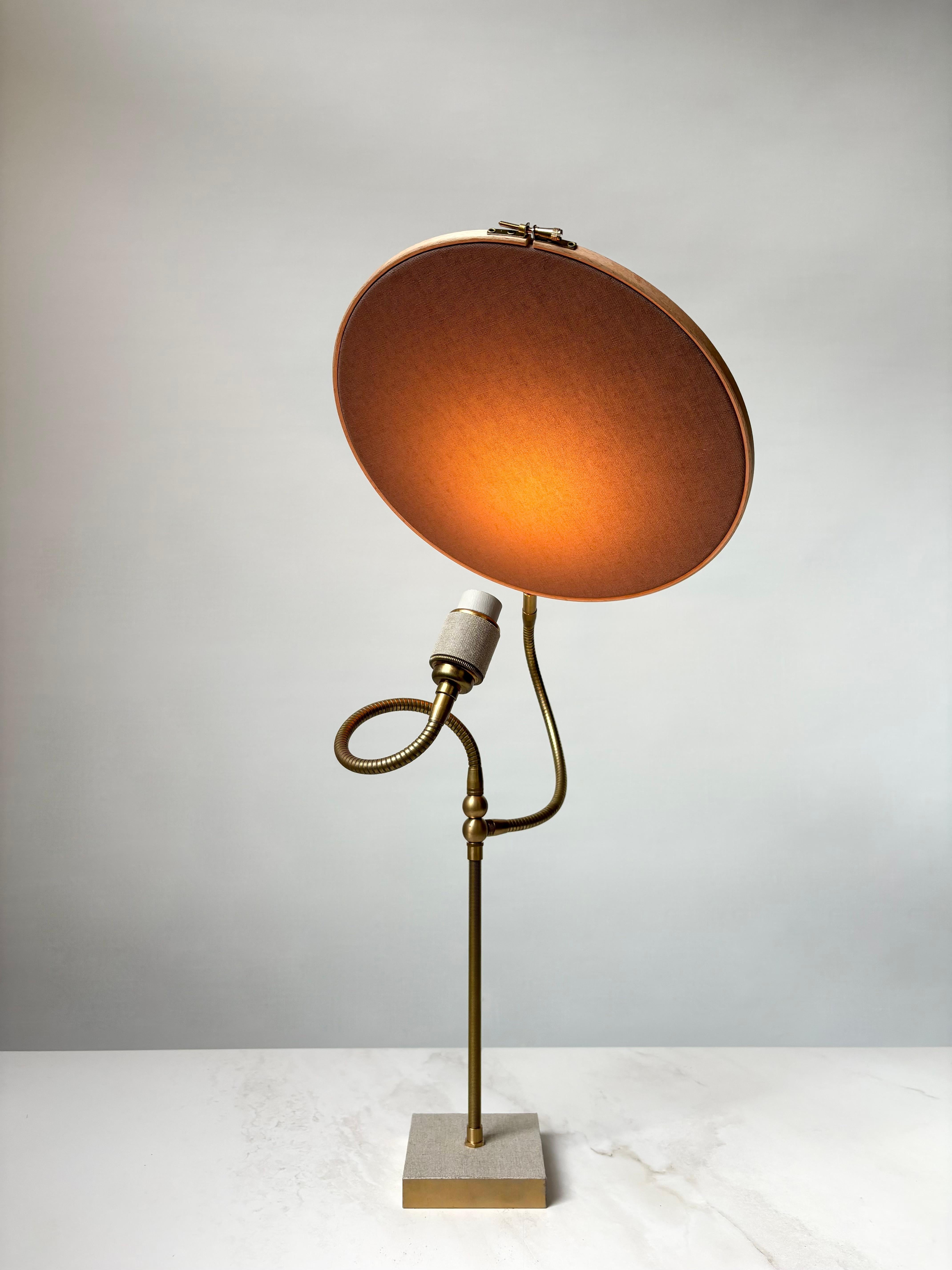 Lampe de bureau n° 32 de Sander Bottinga
Dimensions : D 31 cm x L 40 cm x H 68 cm
MATERIAL : laiton, bois, pierre couleur peinte à la main lin, viscose, coton, cuir.

Cercle disponible en 31, 26 ou 21 cm.
Disponible avec 2 cercles ou 1