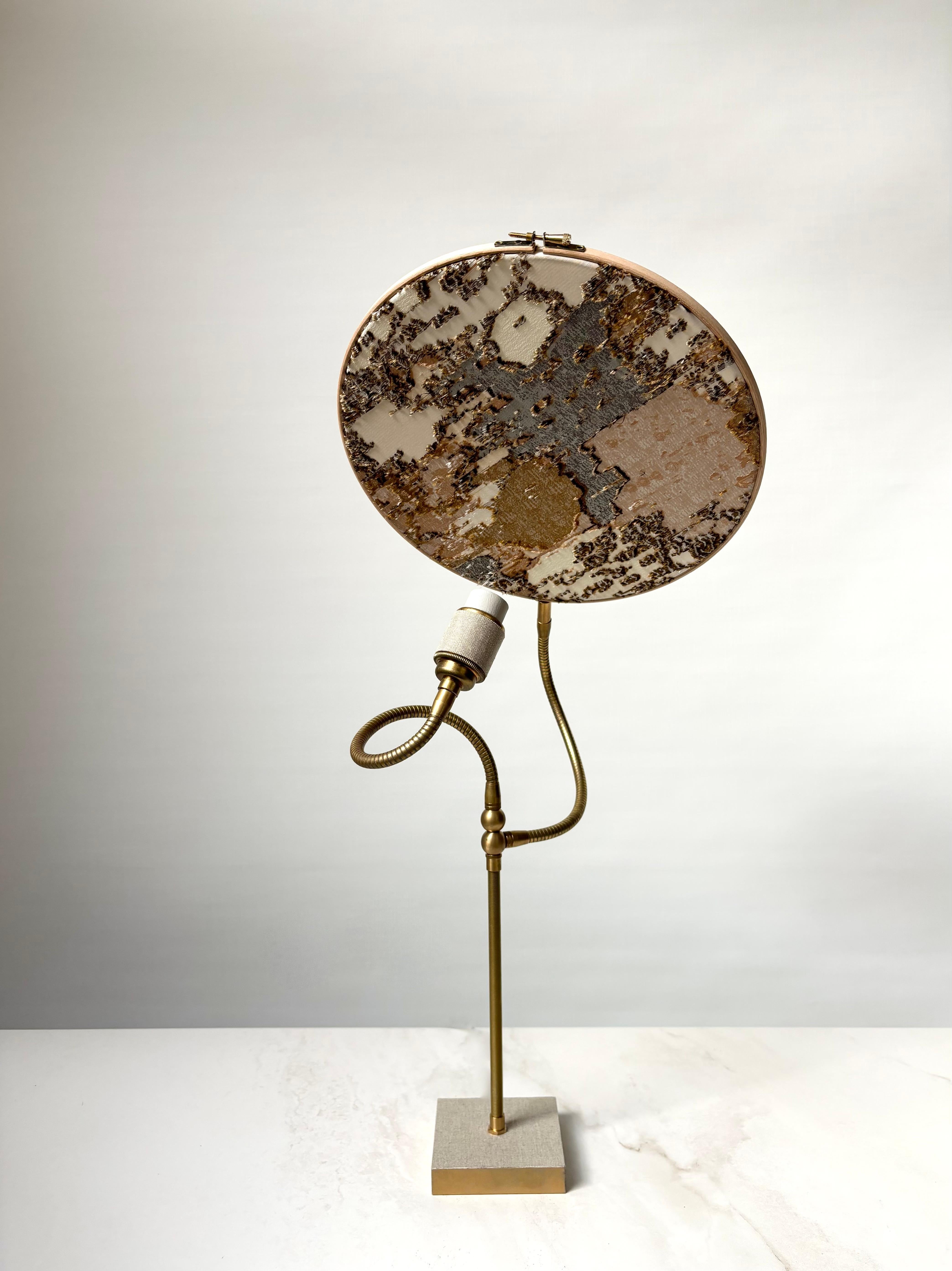 Postmoderne No. 32 lampe de table un cercle brodée à la main en marbre par Sander Bottinga en vente