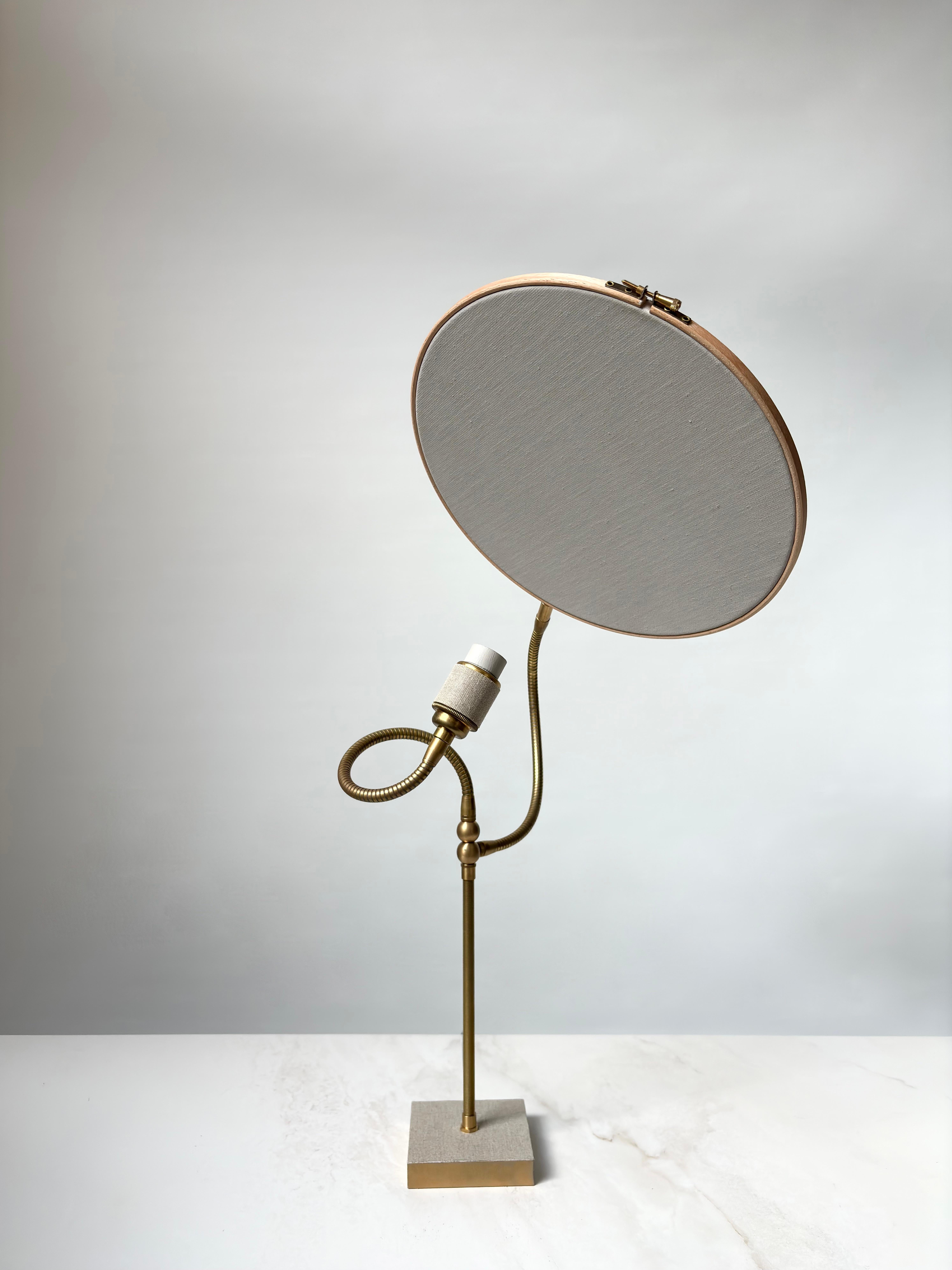 Postmoderne Lampe de table One Circle Linen n° 32 fabriquée à la main par Sander Bottinga en vente