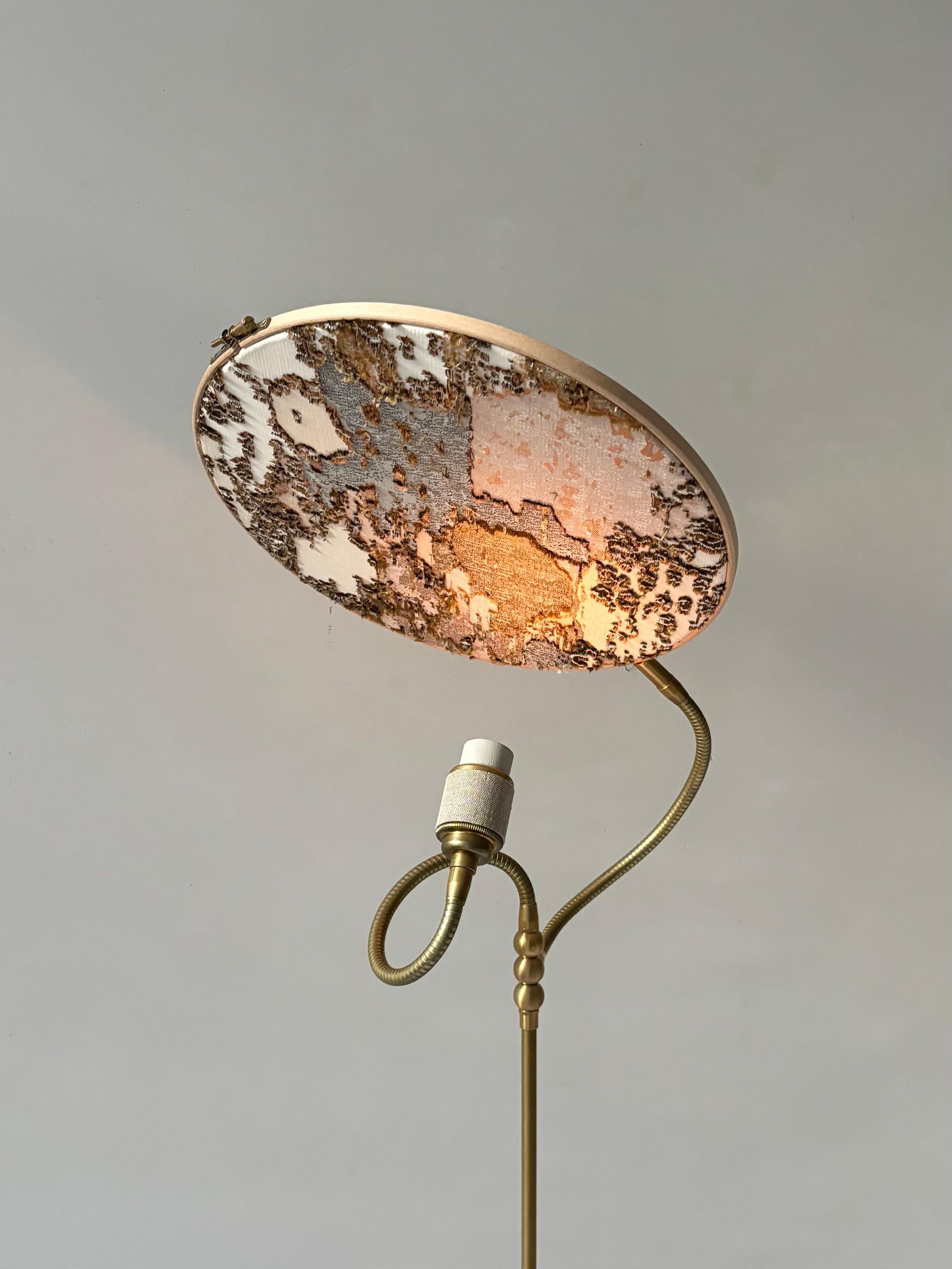Néerlandais No. 32 lampe de table un cercle brodée à la main en marbre par Sander Bottinga en vente