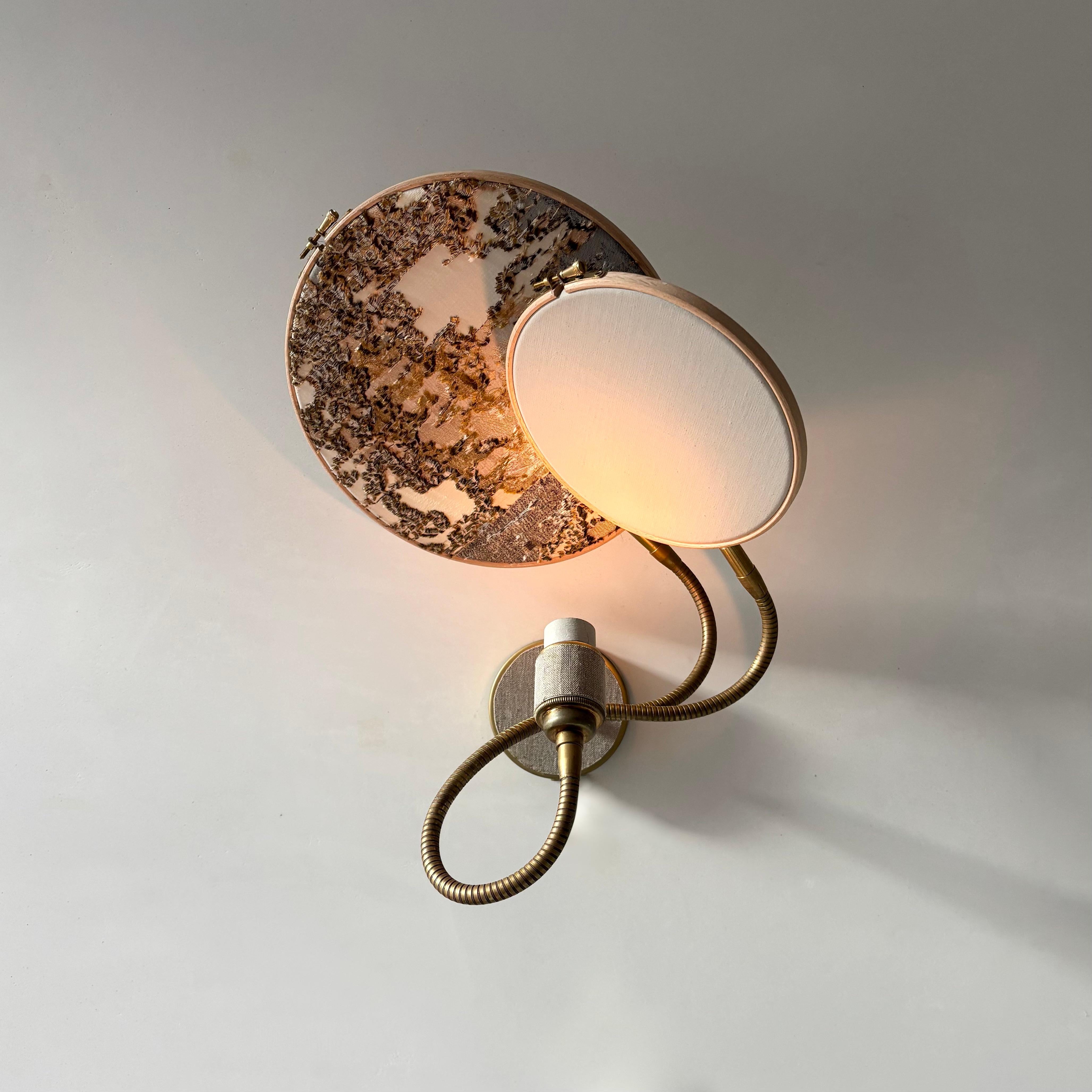 Lampe murale n° 33, 2 cercles, de Sander Bottinga
Dimensions : D&H 25 cm x L 38 cm x H 40 cm
MATERIAL : laiton, bois, lin gris peint à la main, motif brodé de marbre en soie, viscose, coton.

Disponible avec 2 cercles ou 1 cercle.
Disponible en lin