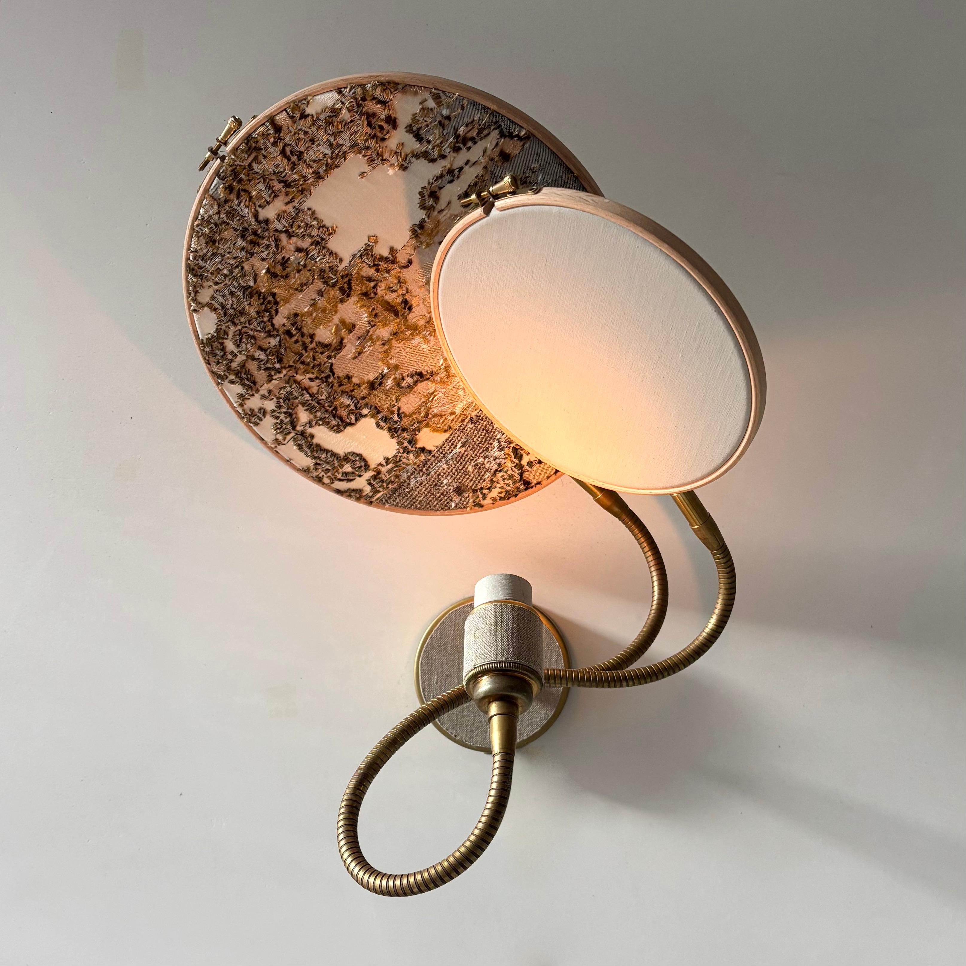 Postmoderne No.33 2 Circles, applique murale brodée à la main en forme de marbre par Sander Bottinga en vente