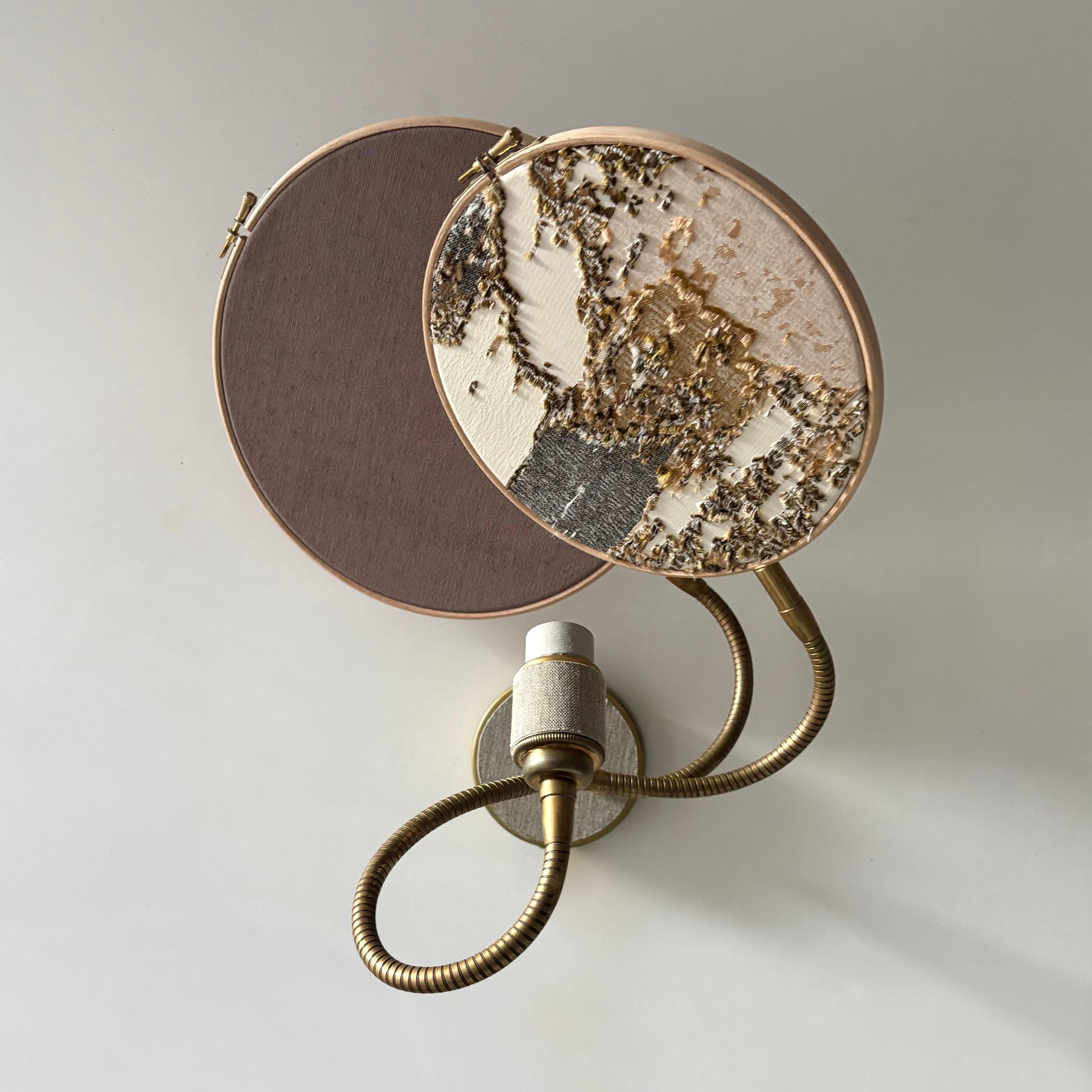 Postmoderne No.33 2 Circles, applique murale brodée à la main en forme de marbre par Sander Bottinga en vente