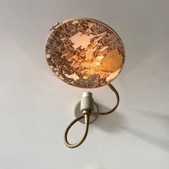 N. 33 Lampada da parete con cerchio ricamato simile al marmo realizzata a mano da Sander Bottinga