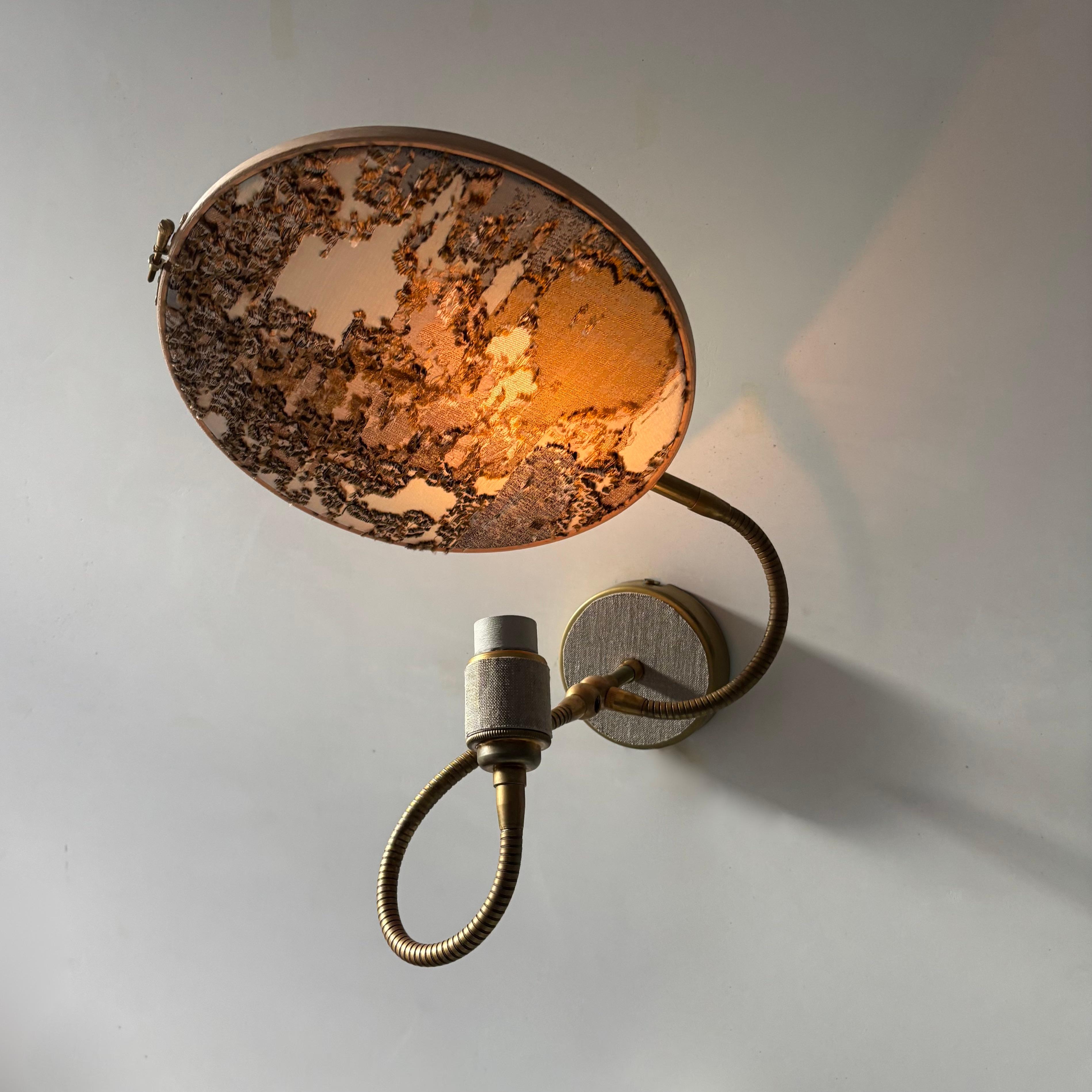 Nº 33 Lámpara de pared artesanal con forma de círculo bordado en mármol, de Sander Bottinga Holandés en venta