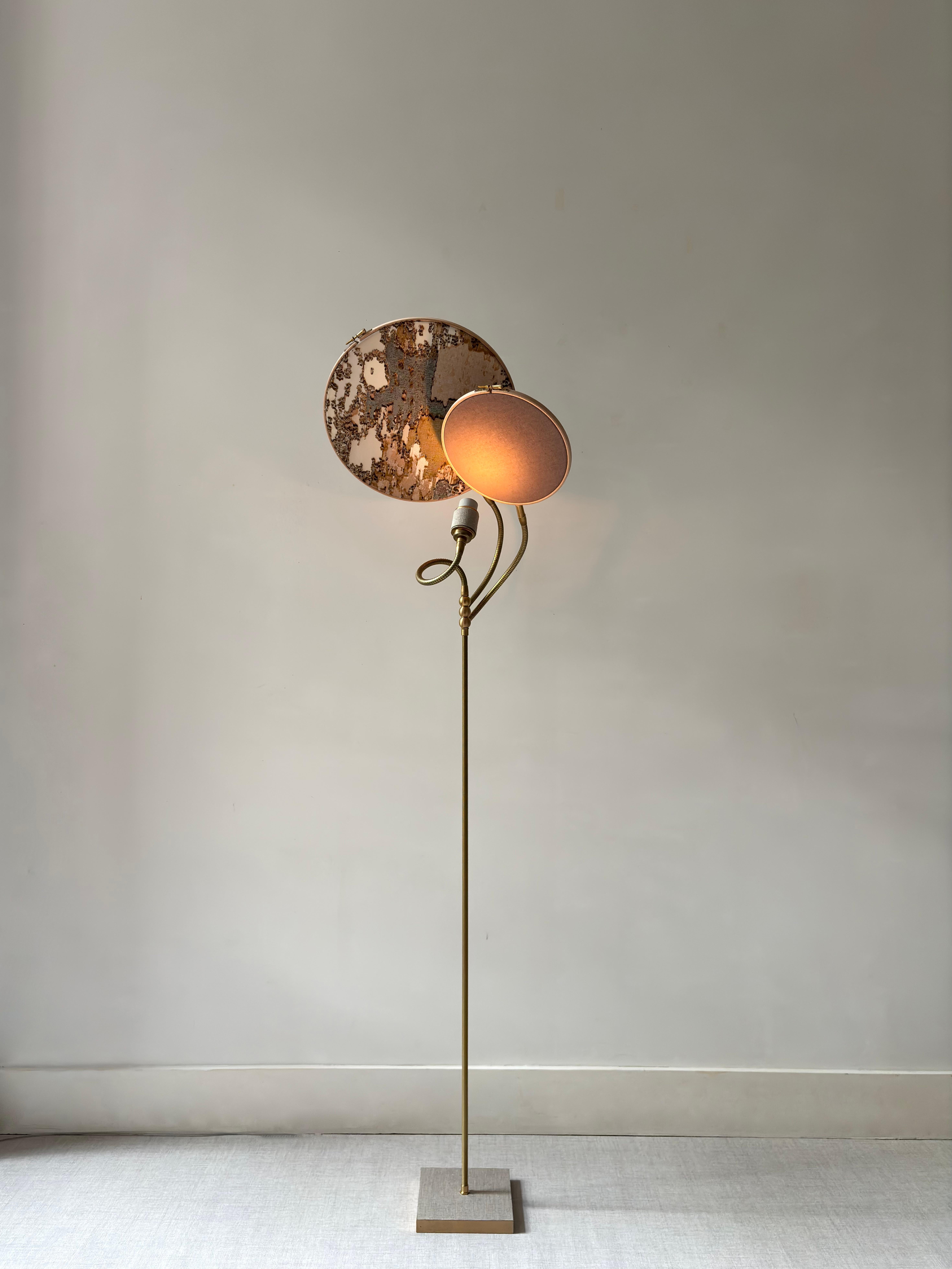 Lampadaire n° 34, 2 cercles, de Sander Bottinga
Dimensions : D&H 30 cm x L 40 cm x H 140 cm
MATERIAL : laiton, bois, pierre couleur lin peint à la main, marbre motif brodé en soie, viscose, coton, cuir.

Disponible avec 2 cercles ou 1