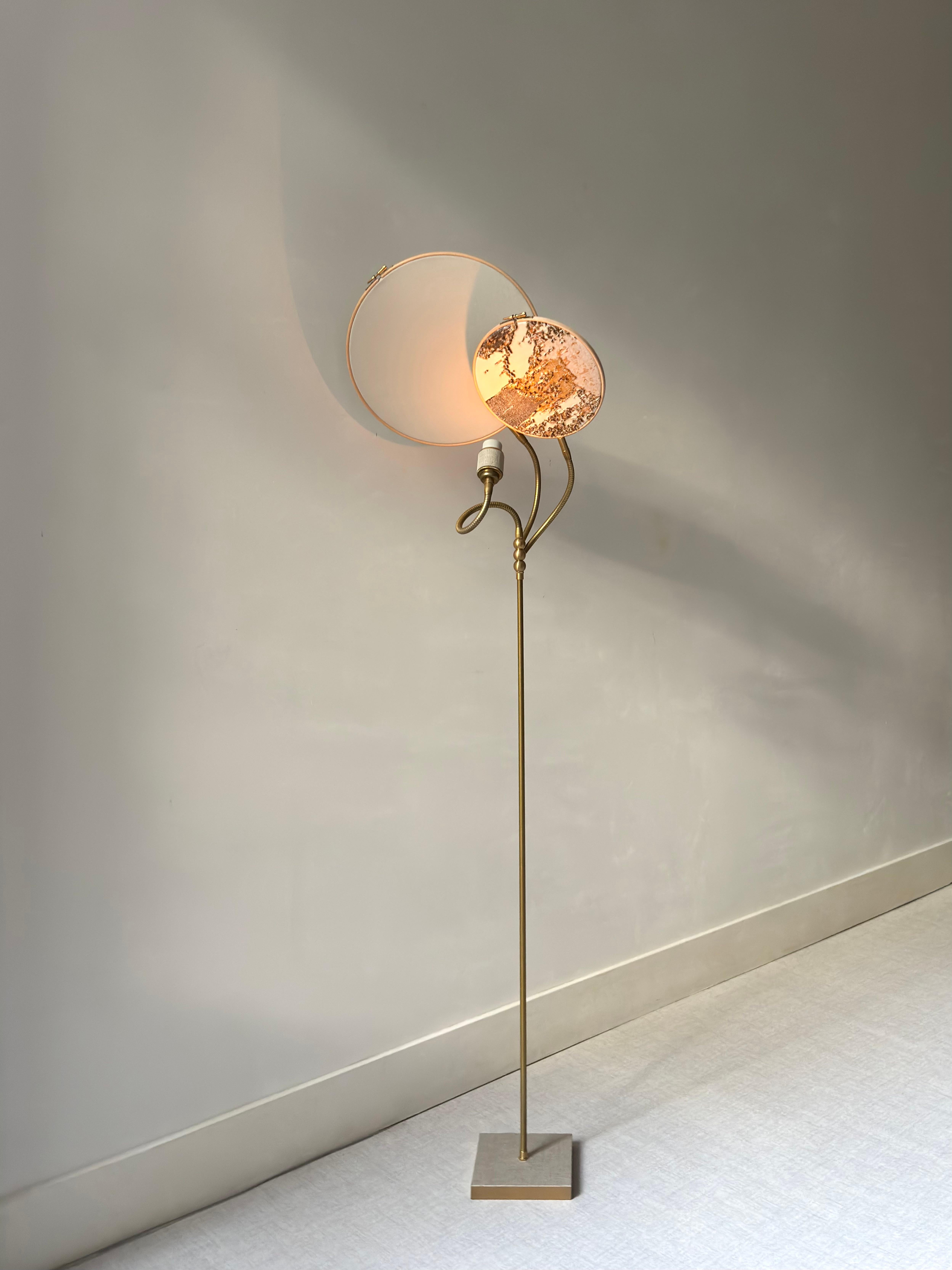 Lampadaire n° 34, 2 cercles, de Sander Bottinga
Dimensions : D&H 30 cm x L 40 cm x H 140 cm
MATERIAL : laiton, bois, lin gris peint à la main, motif brodé de marbre en soie, viscose, coton, cuir.

Disponible avec 2 cercles ou 1 cercle.
Disponible en