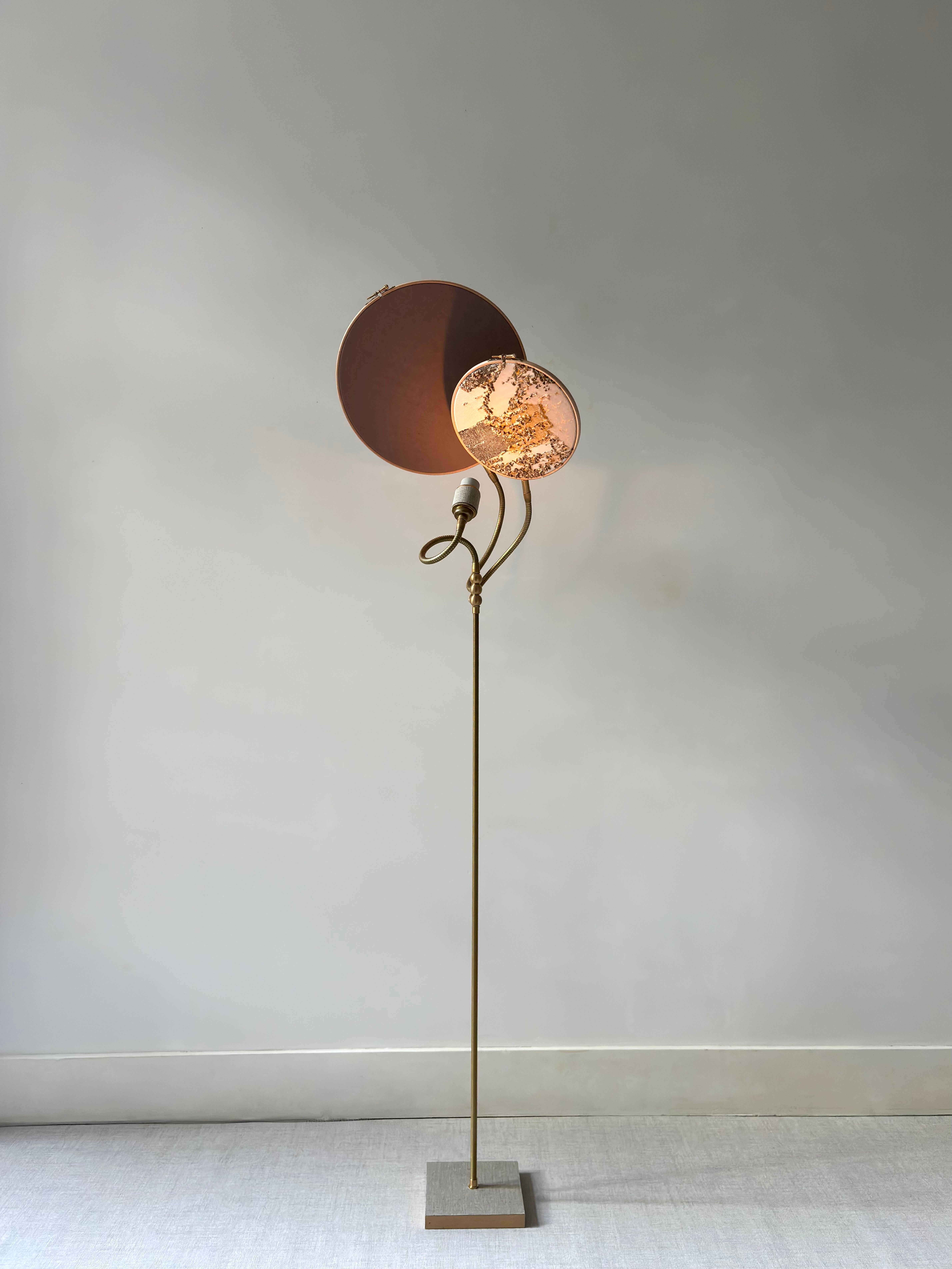 Lampadaire n° 34, 2 cercles, de Sander Bottinga
Dimensions : D&H 30 cm x L 40 cm x H 140 cm
MATERIAL : laiton, bois, pierre couleur lin peint à la main, marbre motif brodé en soie, viscose, coton, cuir.

Disponible avec 2 cercles ou 1