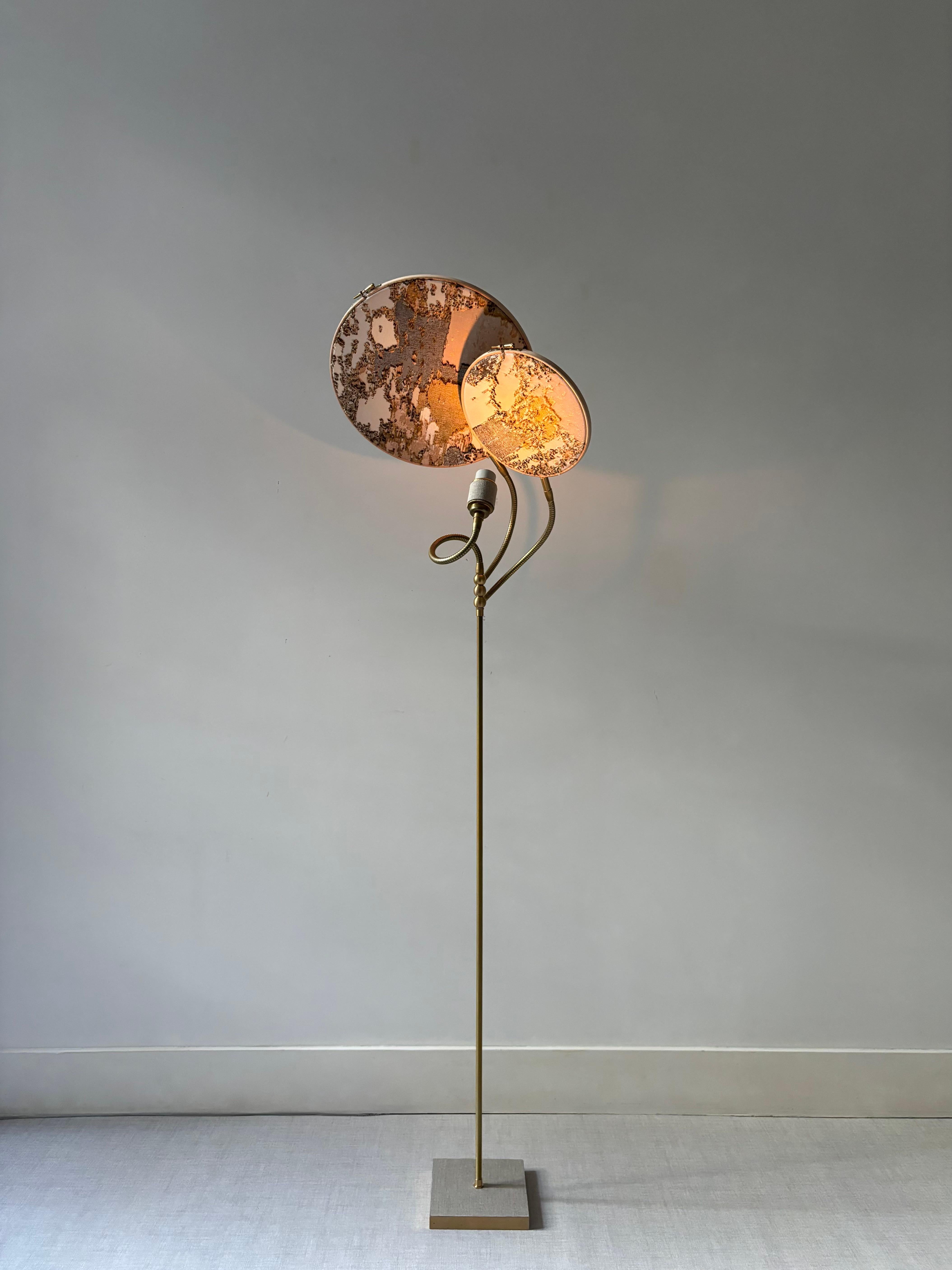 Stehlampe Nr. 34, 2 Kreise, von Sander Bottinga
Abmessungen: T 30 cm x B 40 cm x H 140 cm
MATERIALIEN: Messing, Holz, marmorierte Stickerei aus Seide, Viskose, Baumwolle, Leder.

Erhältlich mit 2 Kreisen oder 1 Kreis.
Auch in grau oder steinfarben
