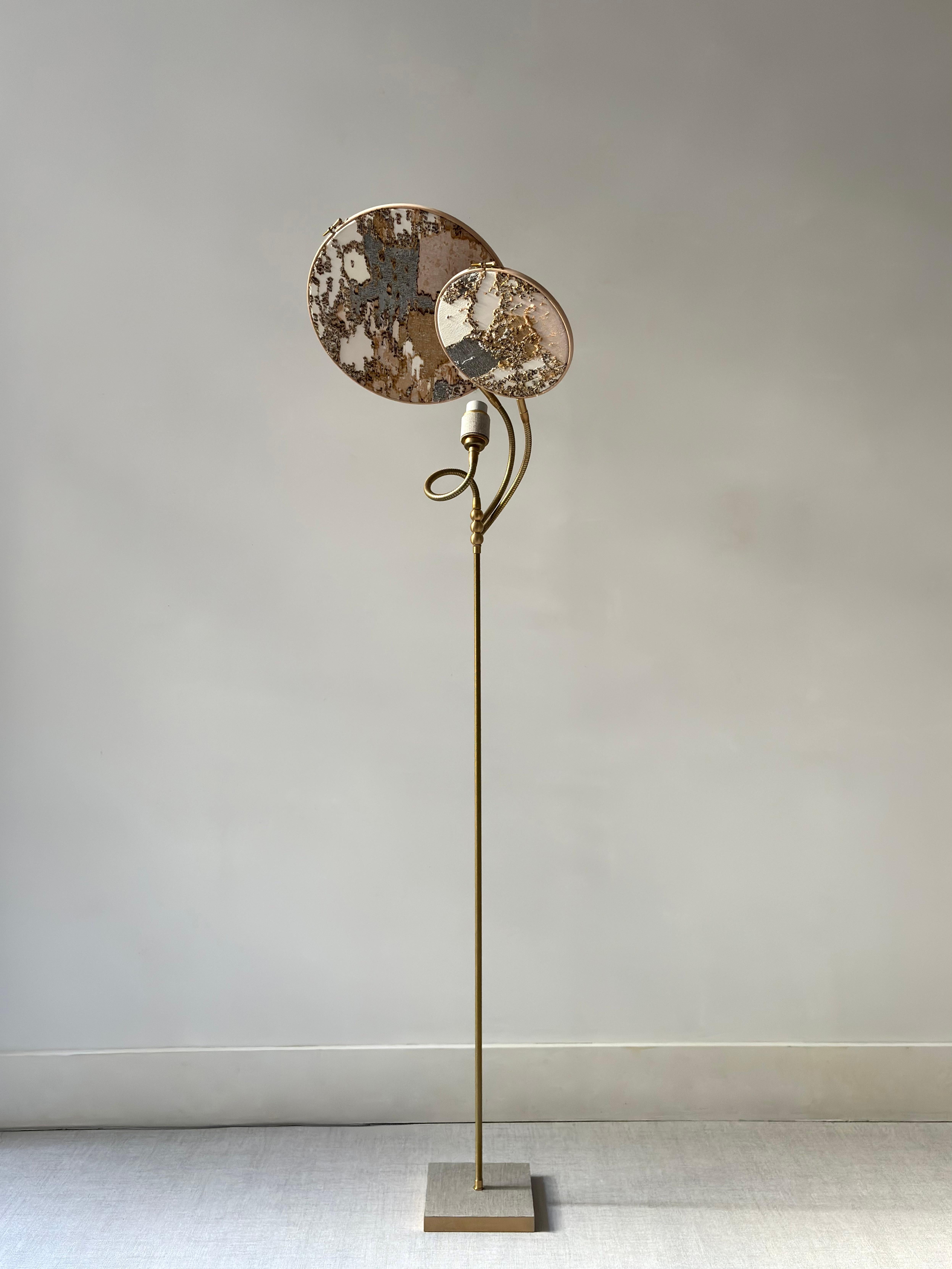 Stehlampe Nr. 34, handgefertigt, marmorähnlich besticktes Leinen von Sander Bottinga (Postmoderne) im Angebot