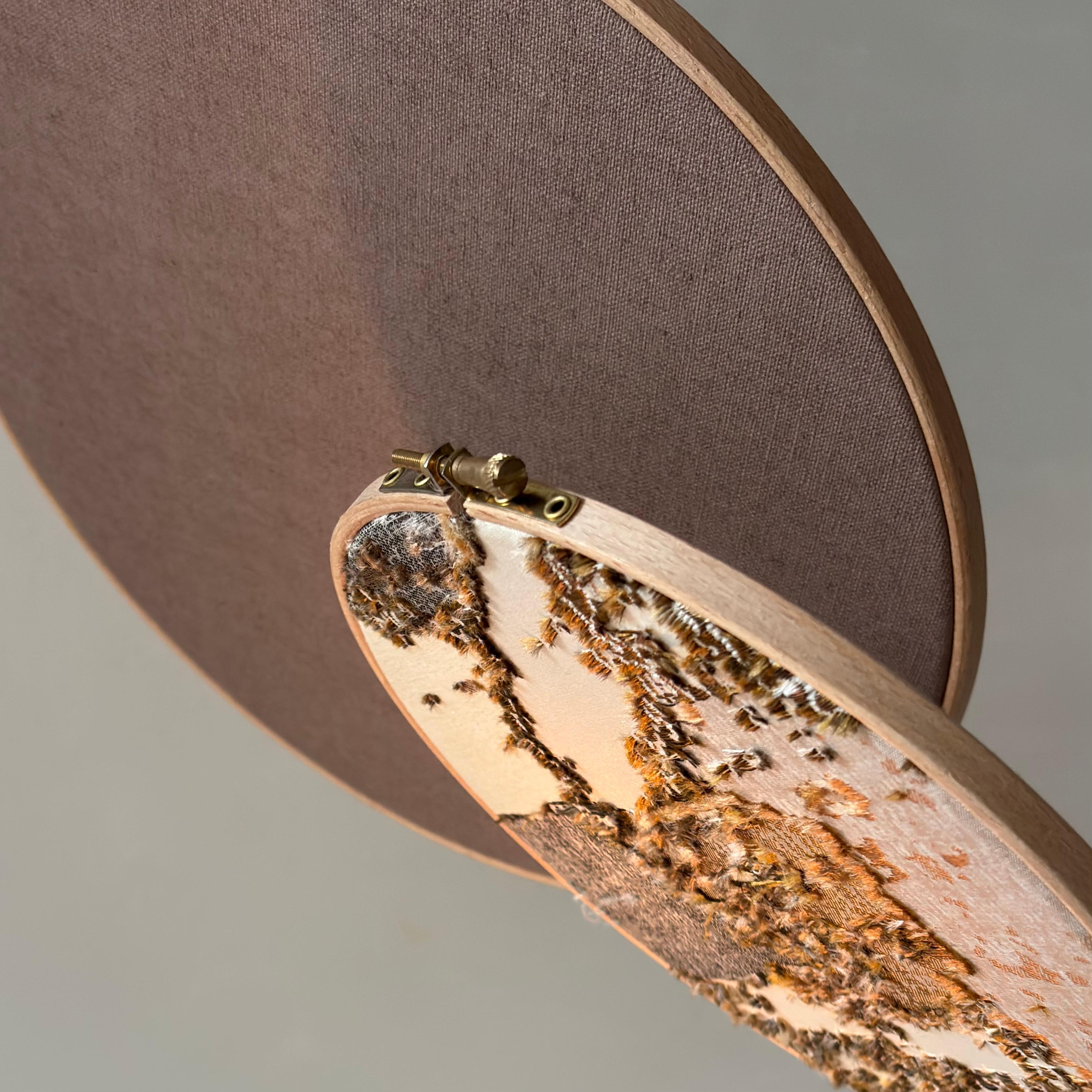 Néerlandais Lampadaire en lin brodé en forme de marbre n° 34 fabriqué à la main par Sander Bottinga en vente
