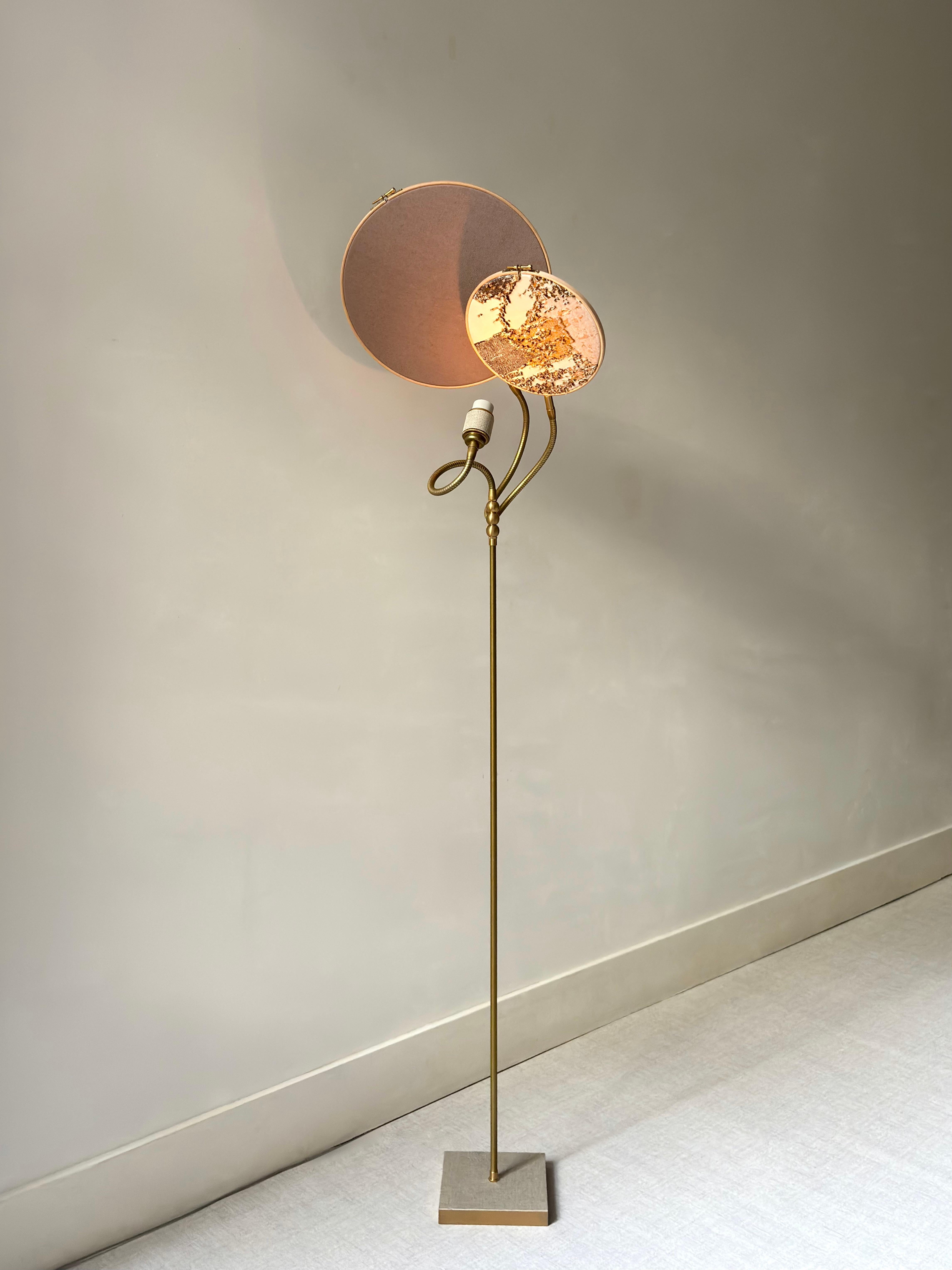 Lampadaire en lin brodé en forme de marbre n° 34 fabriqué à la main par Sander Bottinga Neuf - En vente à Geneve, CH