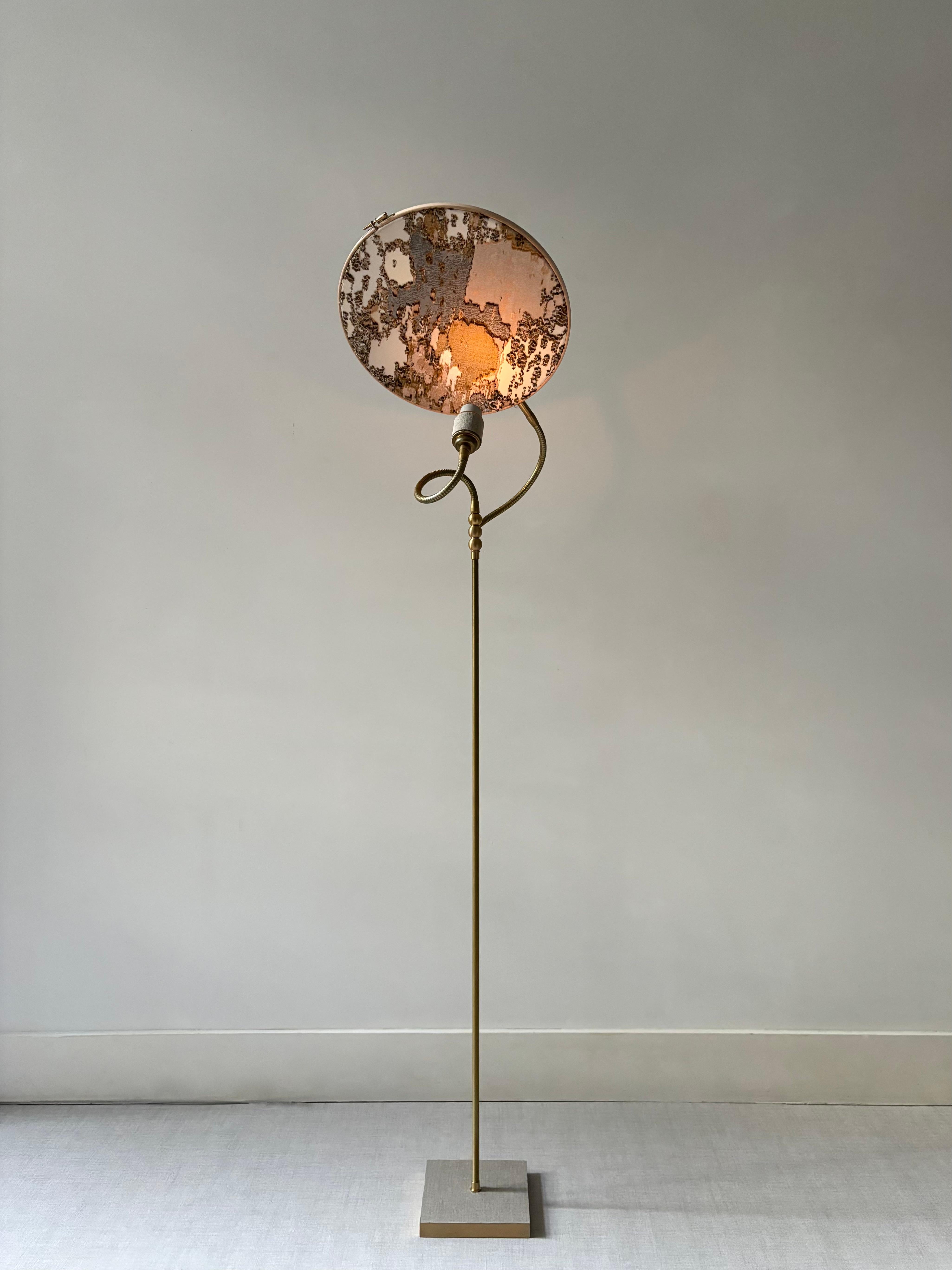 Lampadaire n° 34 de Sander Bottinga
Dimensions : D&H 30 cm x L 40 cm x H 140 cm
MATERIAL MATERIAL MATERIAL MATERIAL MATERIAL MATERIAL MATERIAL MATERIAL MATERIAL MATERIAL MATERIAL MATERIAL MATERIAL, bois, marbre motif brodé en soie, viscose, coton,