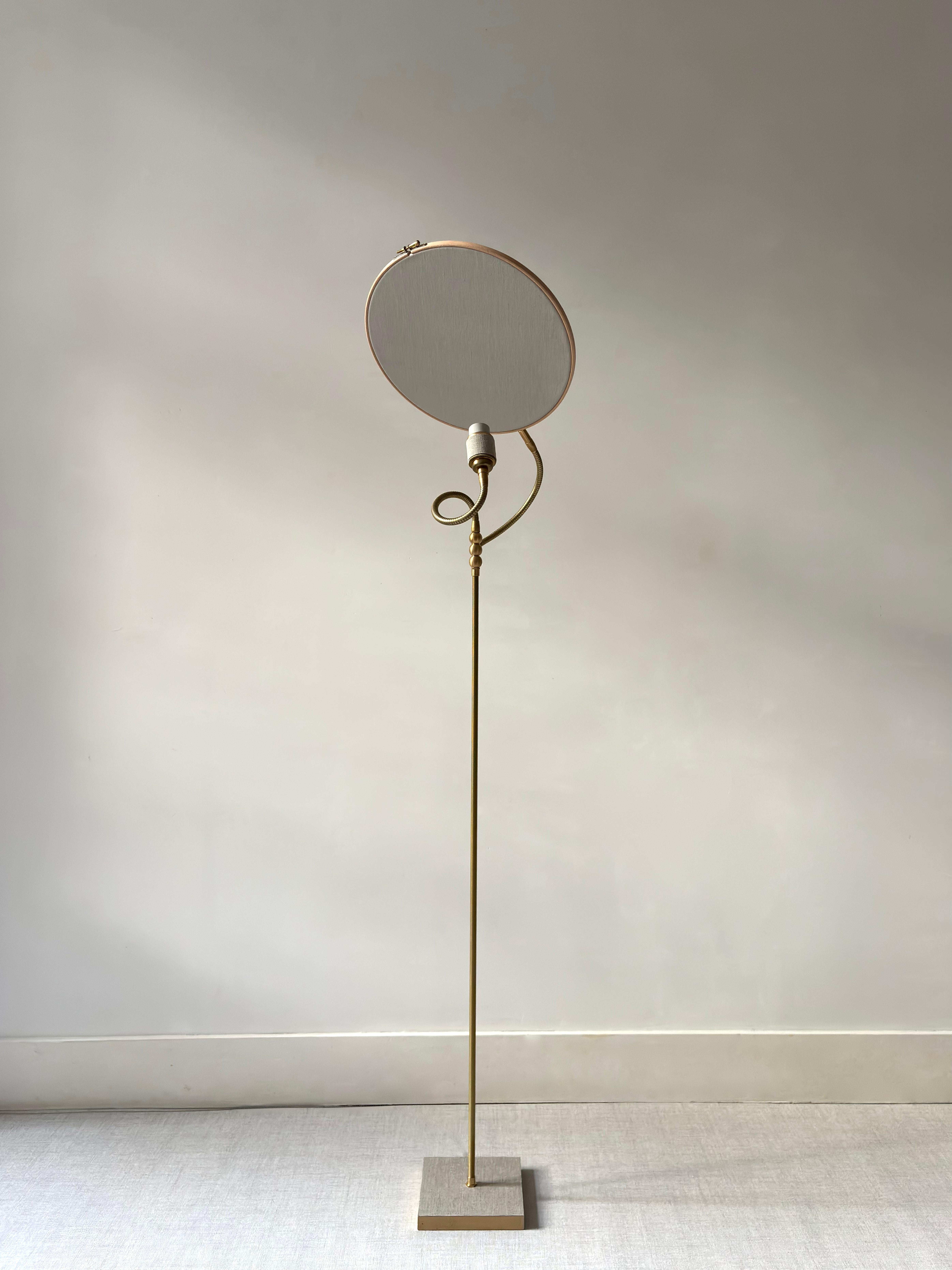 Lampada da terra No. 34 di Sander Bottinga
Dimensioni: D 30 cm x L 40 cm x H 140 cm
Materiali: ottone, legno, lino grigio dipinto a mano, viscosa, cotone, pelle.

Il cerchio è disponibile in 31, 26 o 21 cm.
Disponibile con 2 cerchi o 1