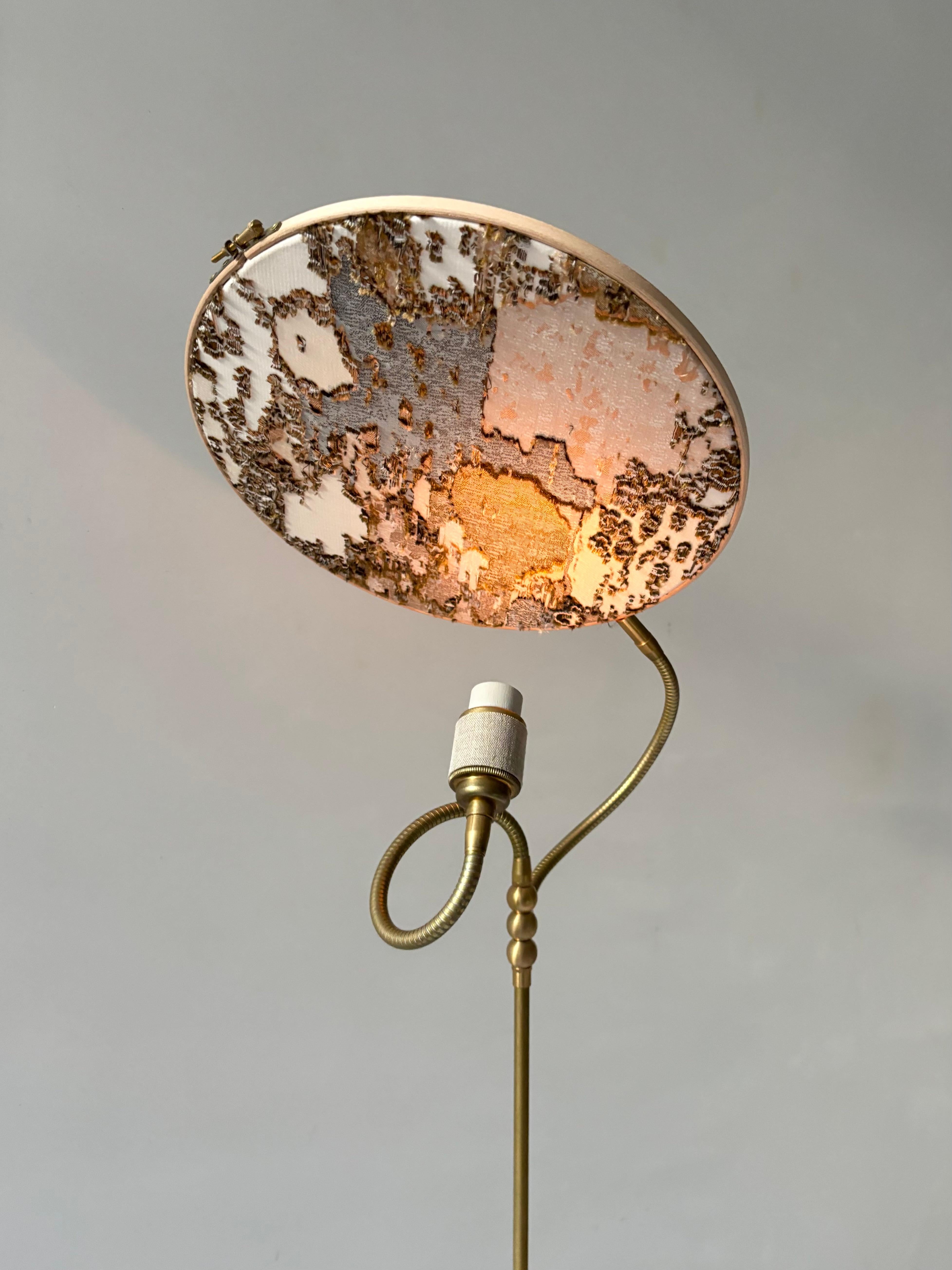 Néerlandais Lampadaire en lin brodé en forme de marbre n° 34 fabriqué à la main par Sander Bottinga en vente