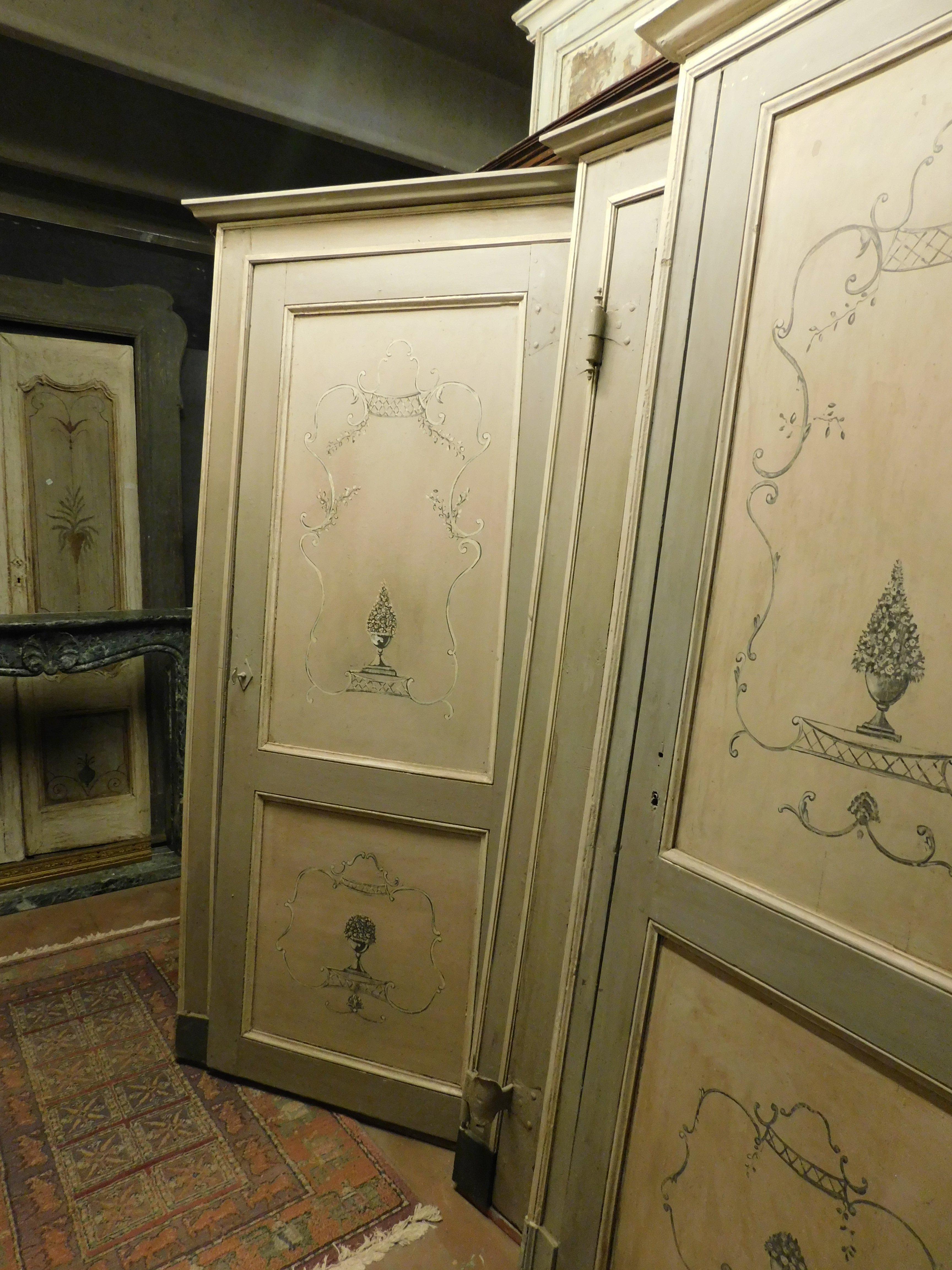 No. 5 painted interior doors complete with frame, Italy In Good Condition For Sale In Cuneo, Italy (CN)