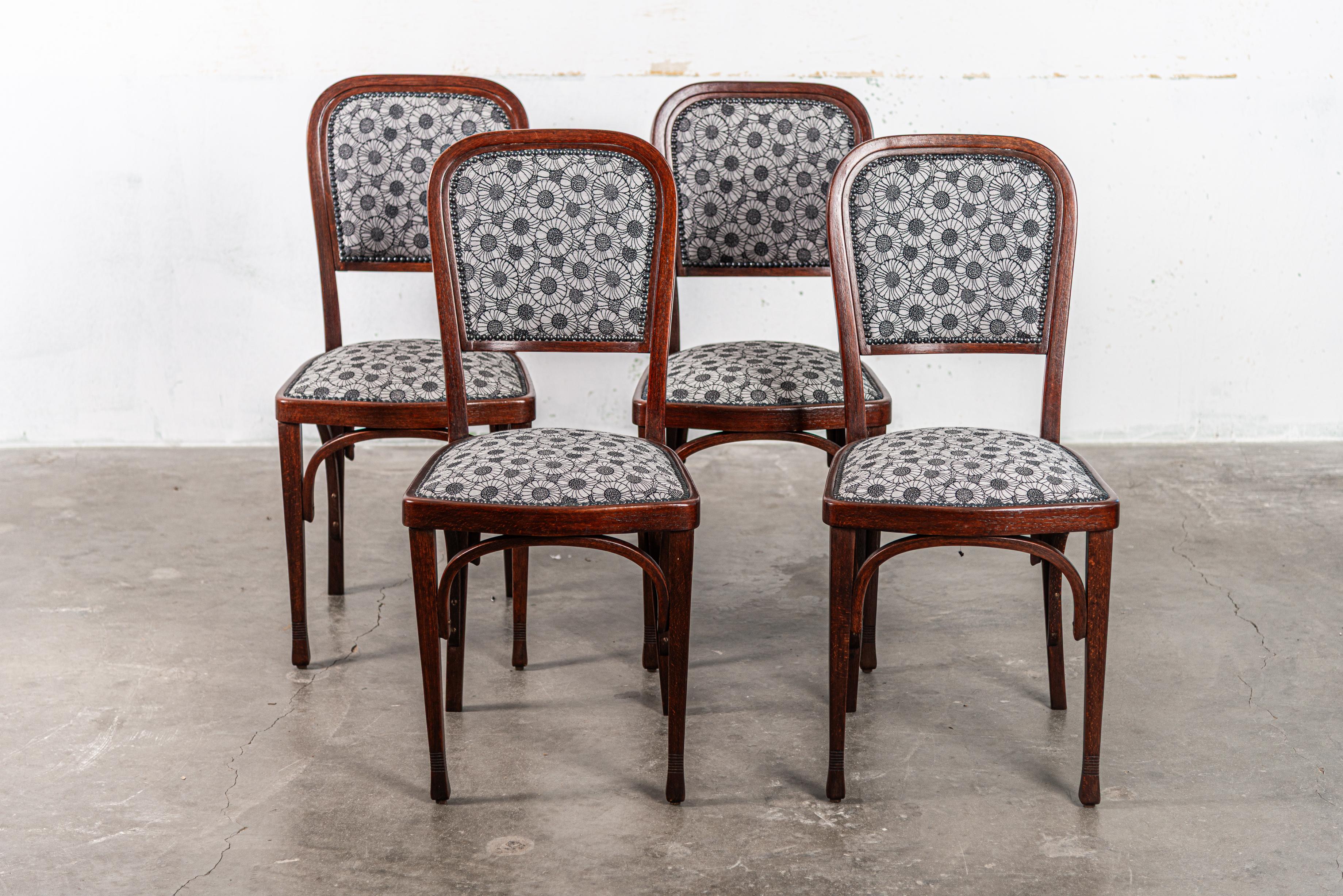 Suite de quatre chaises, modèle 715

Conçue par Gustav Siegel à Vienne en 1899 et exécutée par Jacob & Josef Kohn vers 1905, cette série de quatre chaises en bois courbé appartient à la série de sièges la plus célèbre de Siegel, qui incarne