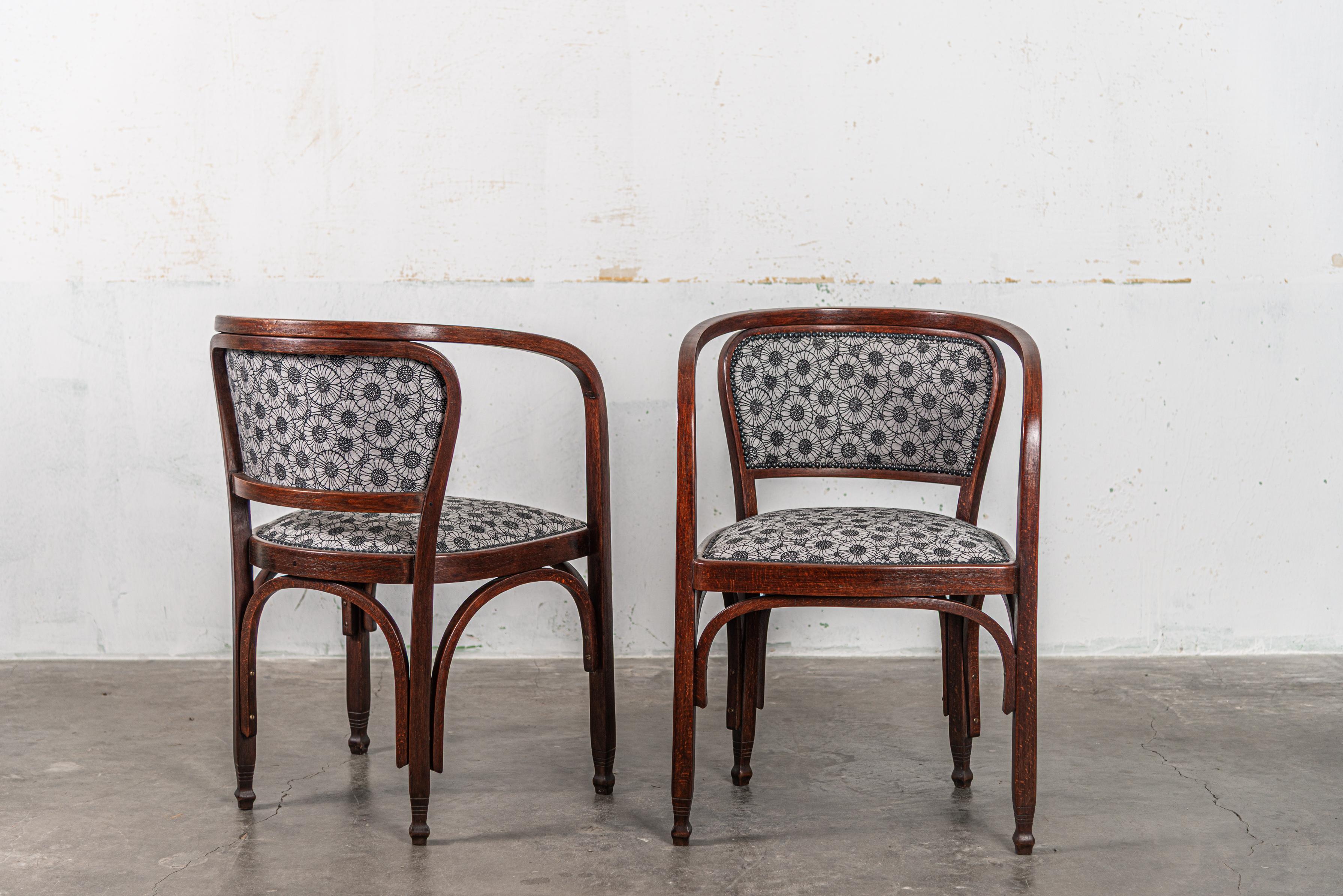 Paire de fauteuils en bois courbé, modèle 715/F, conçus par Gustav Siegel en 1899 et produits par Jacob & Josef Kohn à Vienne vers 1905.
Les chaises mesurent 76,5 cm de hauteur, 53 cm de largeur et 55 cm de profondeur. Elles sont réalisées en bois