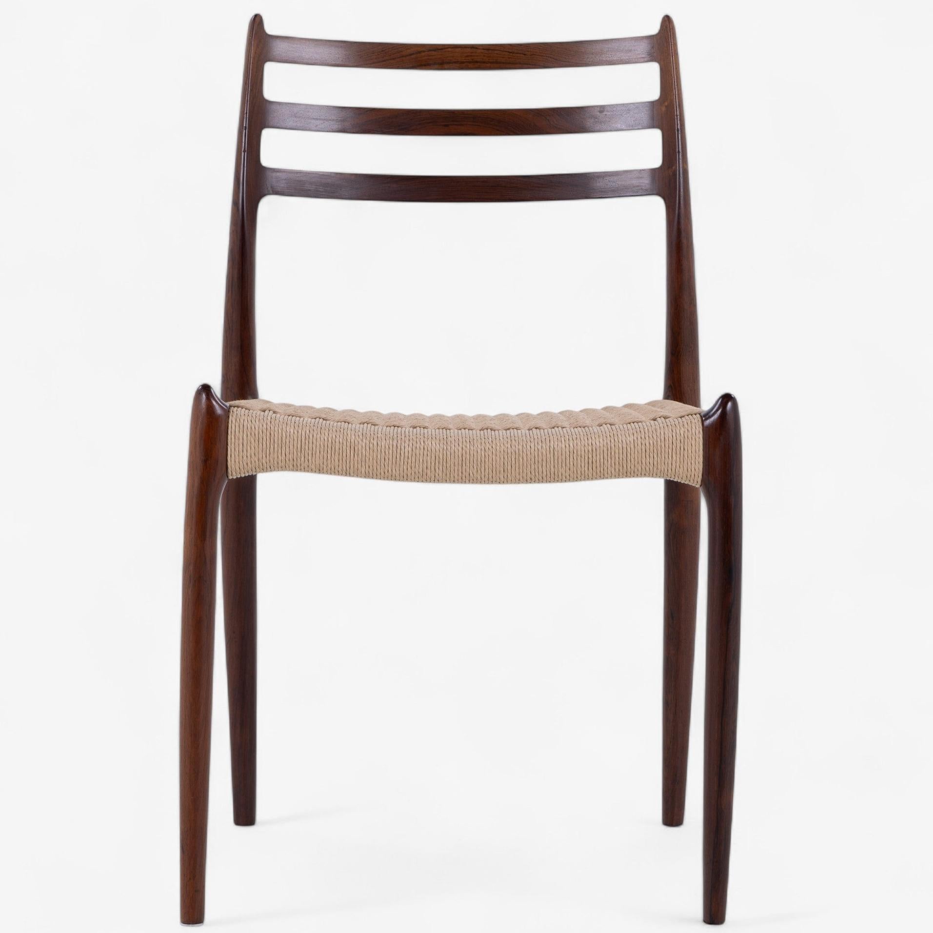 NO 78 - Juego de 6 sillas de comedor de palisandro con asientos de hilo de papel nuevo. Etiquetado del fabricante J. L. Møller, diseñado por Niels O. Møller.
