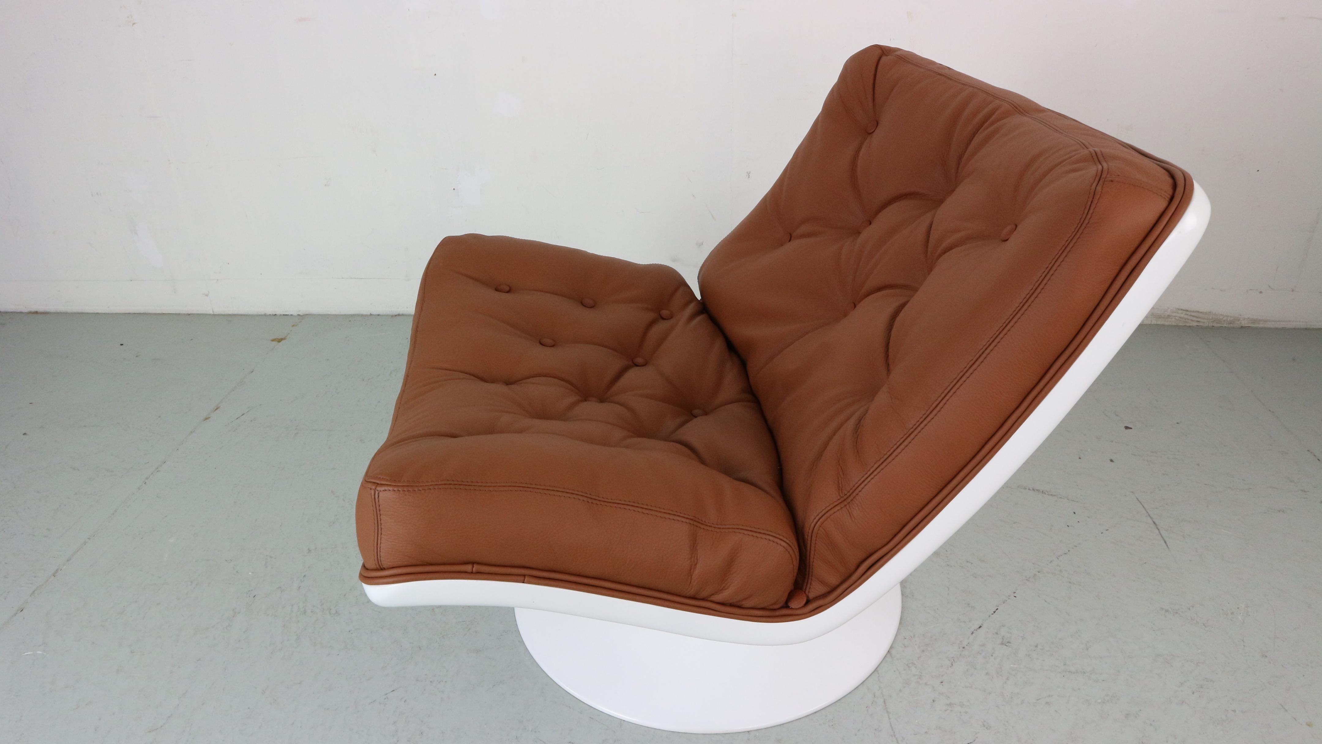 Very decorative chair designed in 1968 by Geoffrey Harcourt for the Dutch company Artifort.

The fiberglass shell (1st edition?) is still in a very good and original condition. There is only a little wear on the base at the floor, with leather