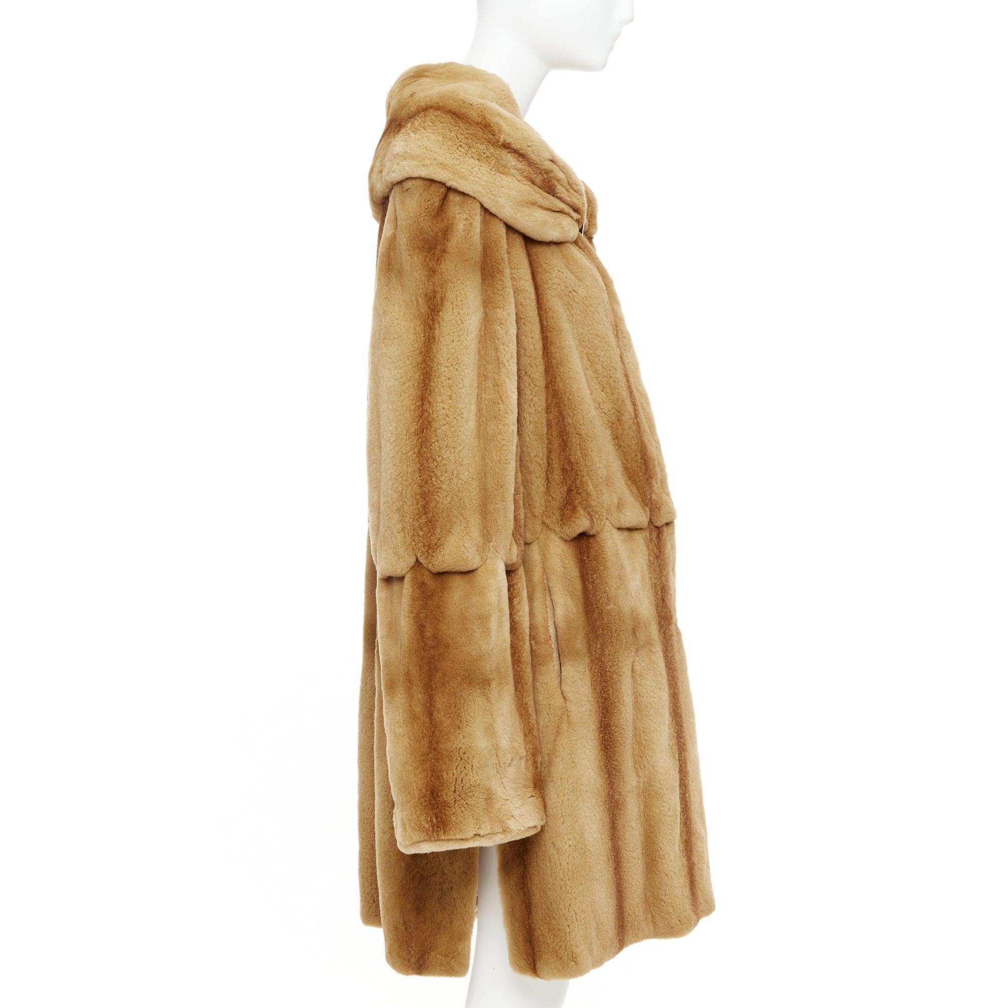 Cappotto lungo NO BRAND in pelliccia marrone tan con collo a scialle e bottoni a vista
Riferimento: JHDN/A00071
Marchio: Nessun marchio
Materiale: Pelliccia
Colore: marrone scuro
Modello: Tinta unita
Chiusura: bottone
Fodera: Tessuto