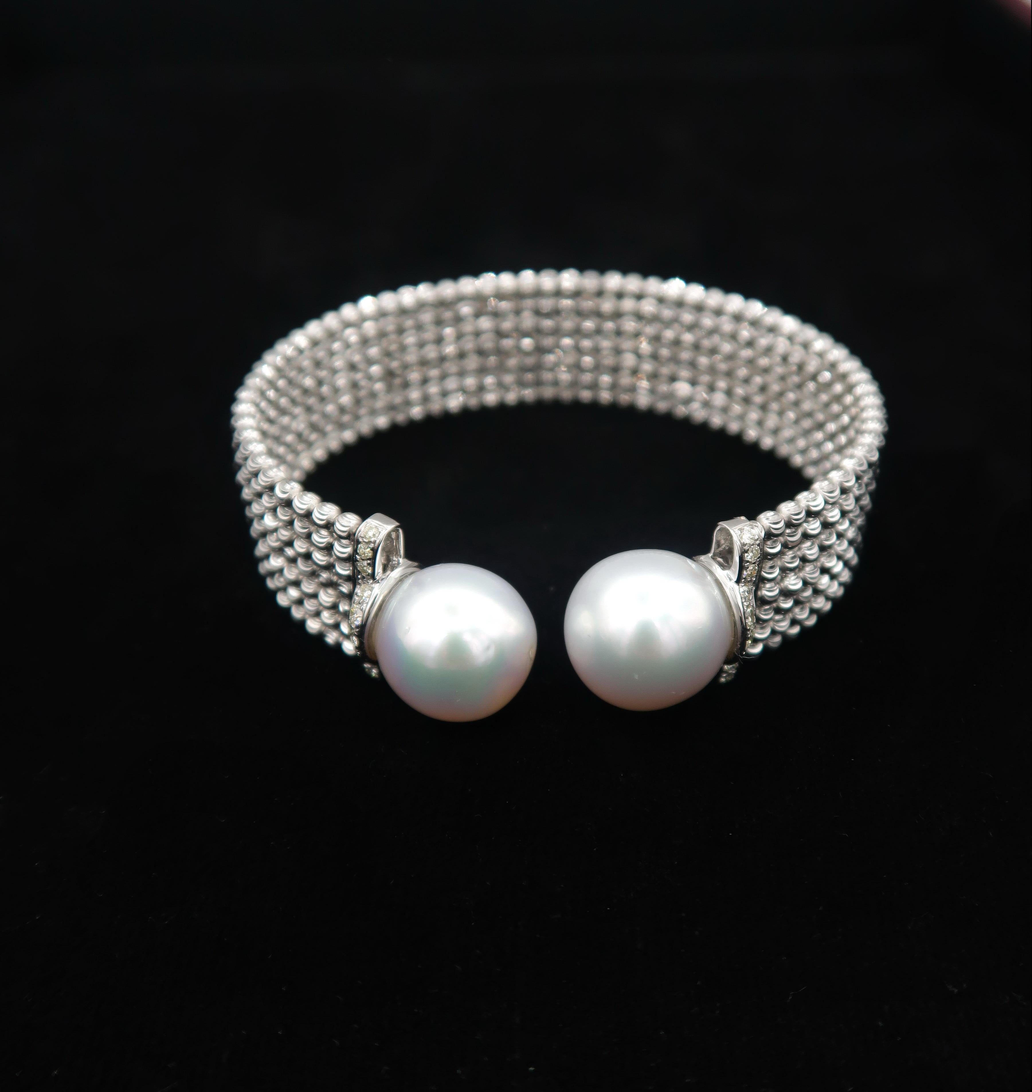 Easy-to-Wear Spring Open Bangle in 18K Gold w/ Diamonds & White South Sea Pearls In New Condition For Sale In Bangkok, TH