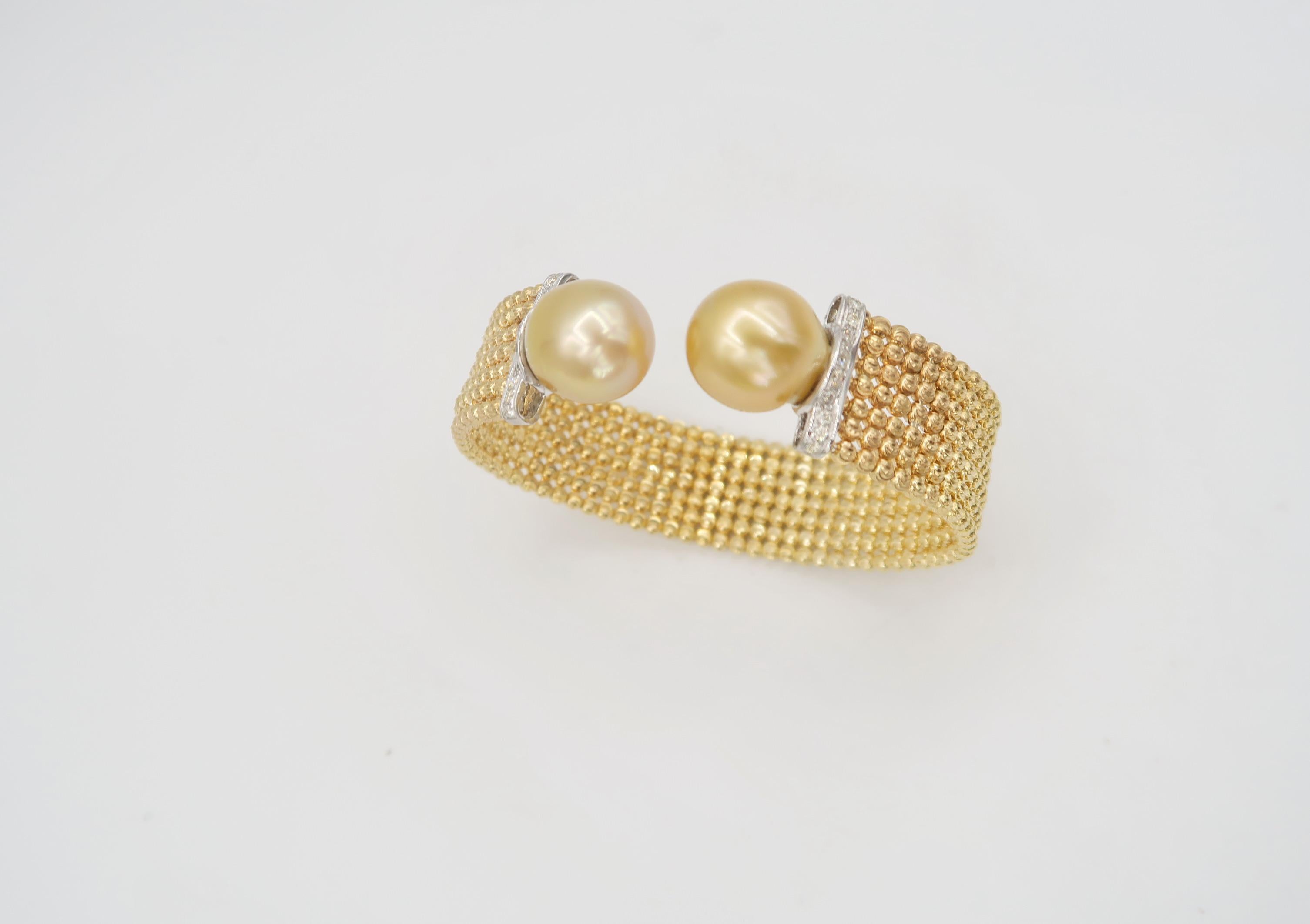 No Closure Easy-to-wear Spring Bracelet in 18K Gold with Diamonds and Gold South Sea Pearls

Gold: 18K White Gold 33.69g.
Diamond: 0.40ct.
Pearls: 2 South Sea Pearls 