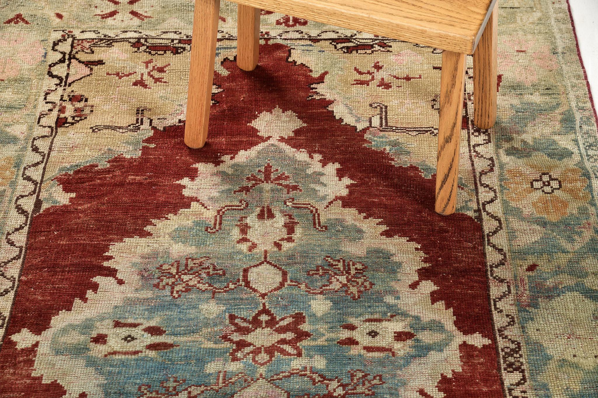 Die Eleganz und die prächtige Farbgebung verleihen diesem türkisch-anatolischen Vintage-Teppich Harmonie. Er verkörpert den üppigen anatolischen Stil mit einem All-Over-Botanik-Muster aus majestätischen botanischen Formationen und kunstvollen
