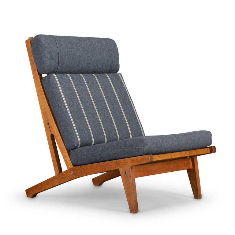 Designed by Hans Jörgen Wegner for Getama in the late 60s this solid oak chair No. GE375 is definitely part of the Danish design classics. It is still produced to this day, a testimony to it's fit with contemporary interior design. This chair boasts