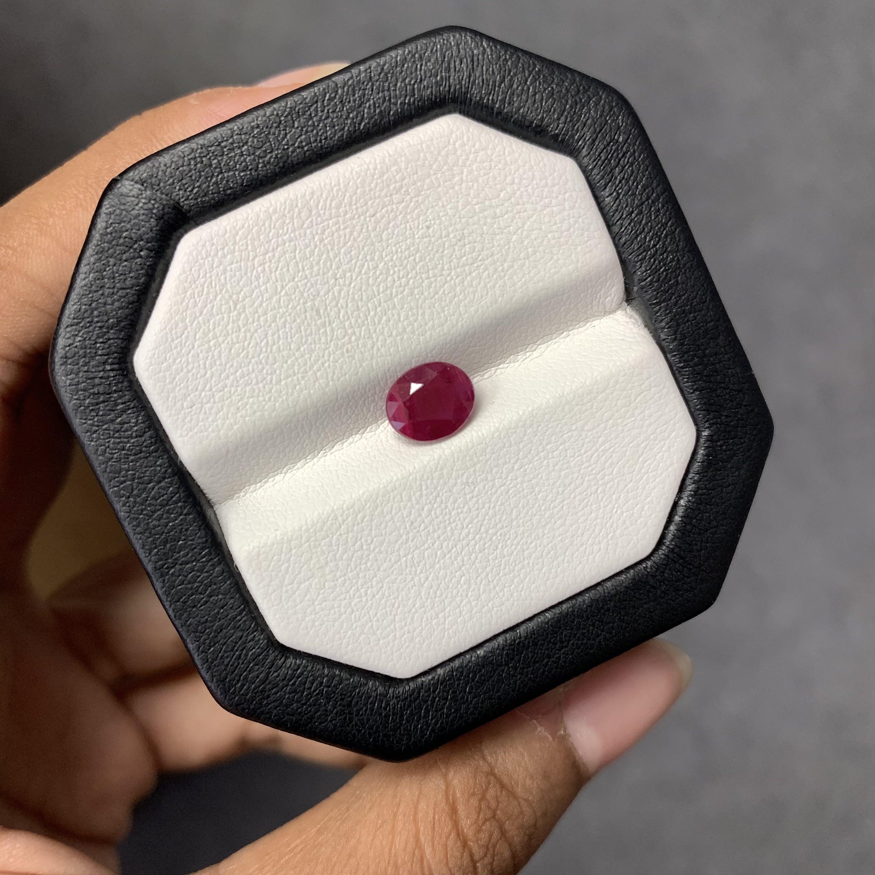 No-Heat 1.78 Carat Oval Cut Natural Ruby Pigeon Blood In New Condition For Sale In Bangkok, TH