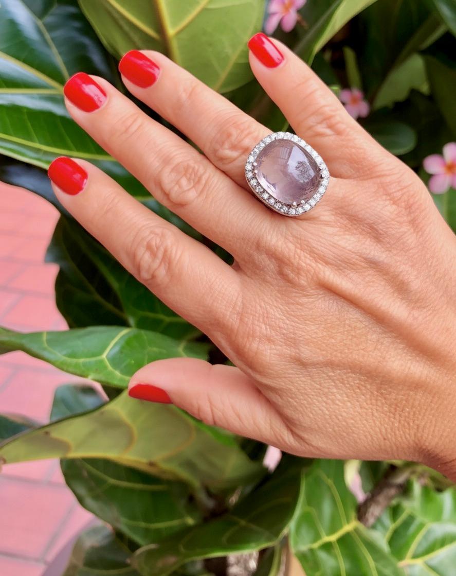 Absolutamente preciosa y muy rara 23,13 ct. Cojín cabujón de zafiro champán sin calor, con diamantes blancos redondos de buena calidad, talla G color VS-SI en claridad con un peso aproximado de 2,00 quilates.
Hecho a mano en oro blanco de 18