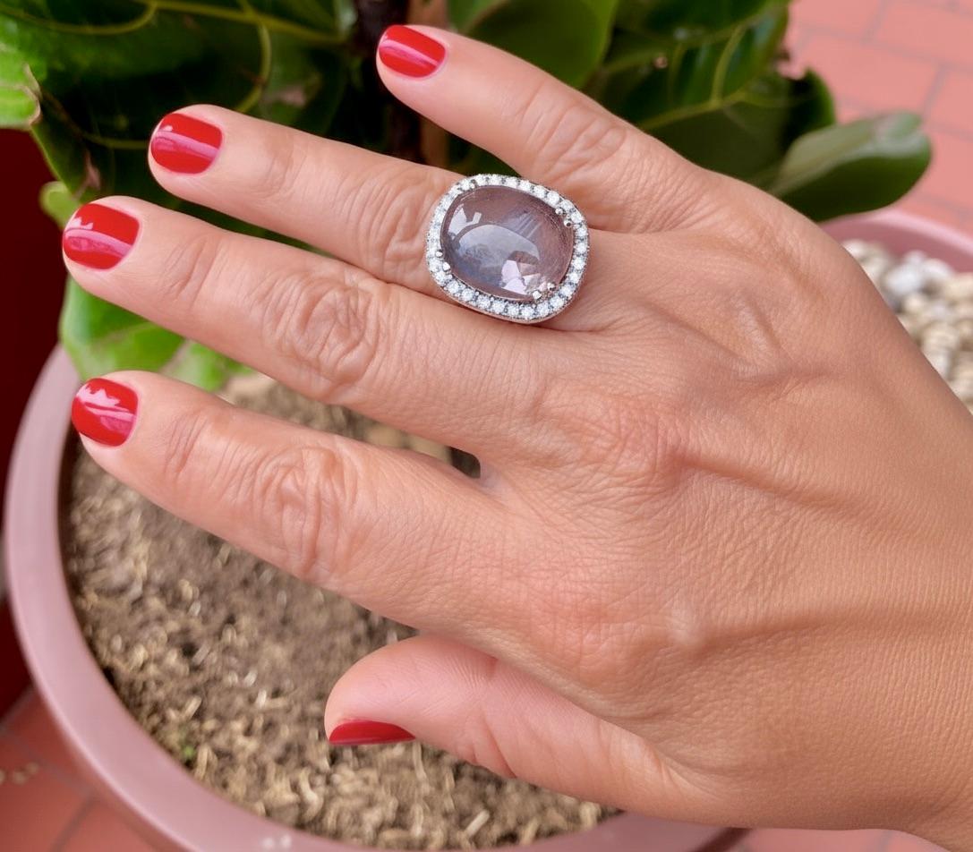 Sin Calor 25,13 Quilates Zafiro Champán Diamante 18K Anillo Cabujón Halo en venta 1