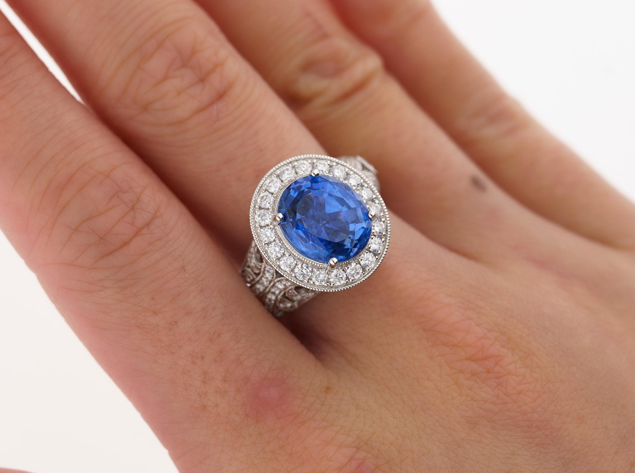 No Heat 4.84 Carat Violet-Blue Ceylon Sapphire with Diamonds in 18K Gold Ring For Sale 5