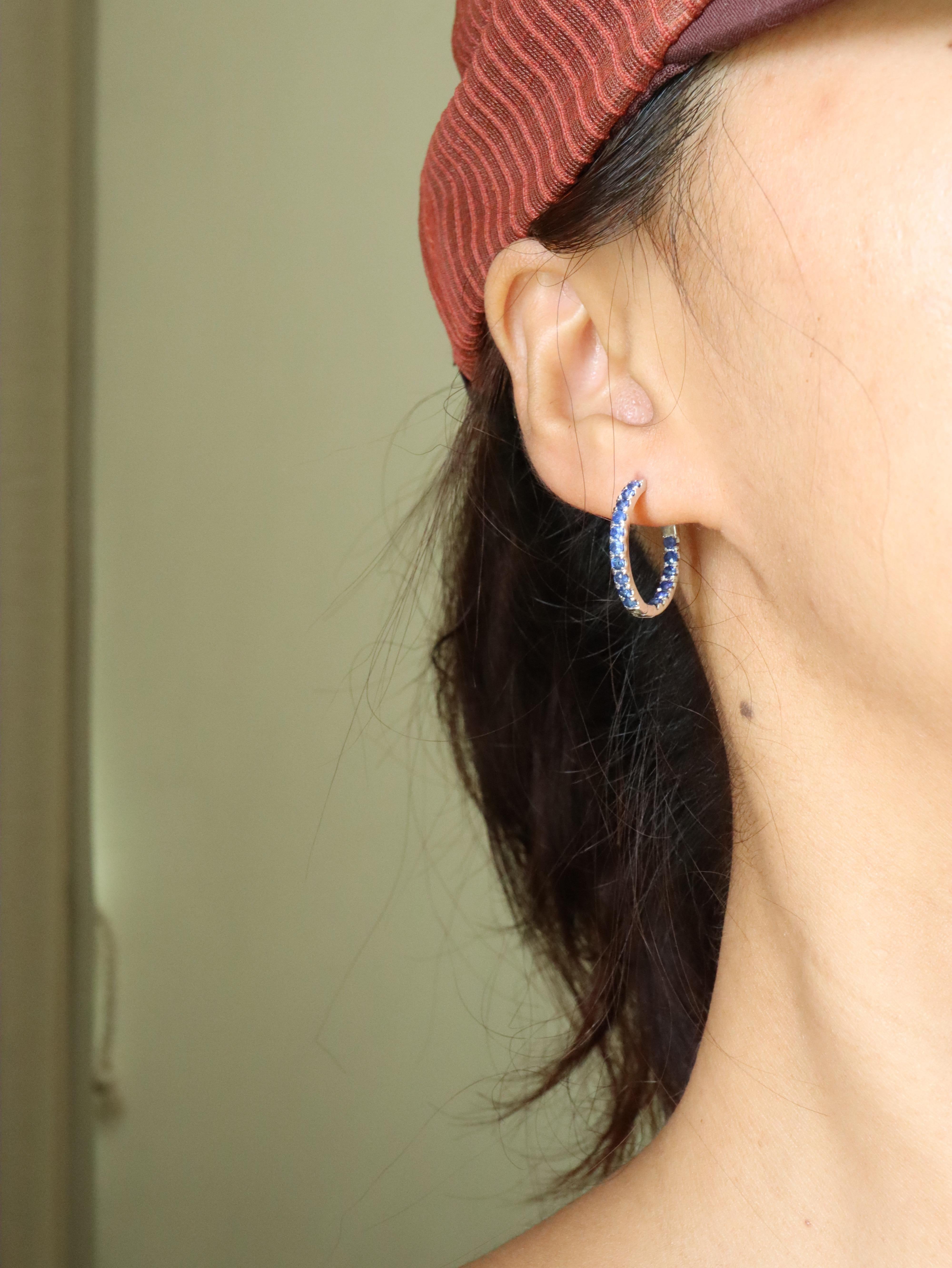 No Heat Blue Sapphire Hoop Earring (1.98 cm) In New Condition In Singapore, SG