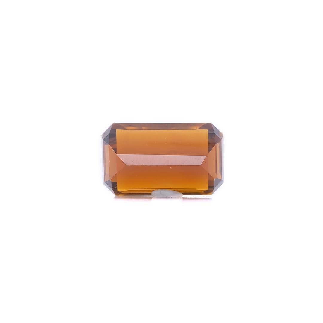 Dieser rechteckige Turmalin mit einem Gewicht von 11,01 Karat besticht durch seinen braun-orangenen Farbton, der Wärme und Raffinesse ausstrahlt.

Er wird mit einem GRS-Zertifikat geliefert, das seinen natürlichen Ursprung und seine Unverfälschtheit
