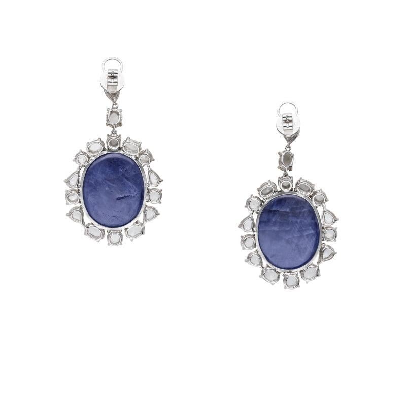 Orecchini con zaffiro cabochon blu di Birmania senza calore in 18 carati  Oro bianco, taglio antico  Diamanti e certificato GRS svizzero

Bellissima parure di zaffiro blu naturale, senza calore, Burma Oval Cabochon (146,70 carati) di colore ideale