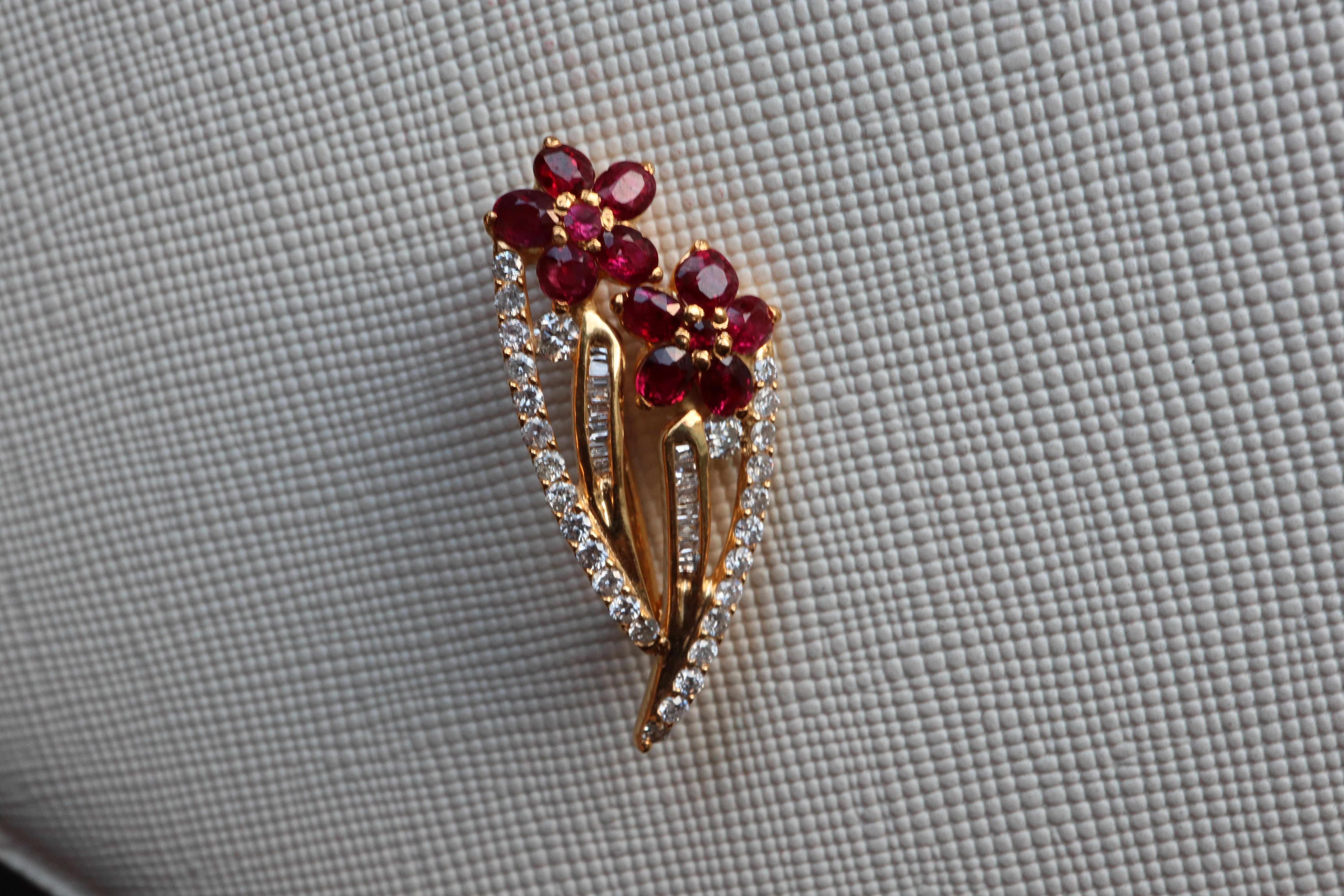 No heat Burma Pigeon Blood Ruby Brooch with Natural Diamonds in 18k solid gold In New Condition For Sale In Singapore, SG