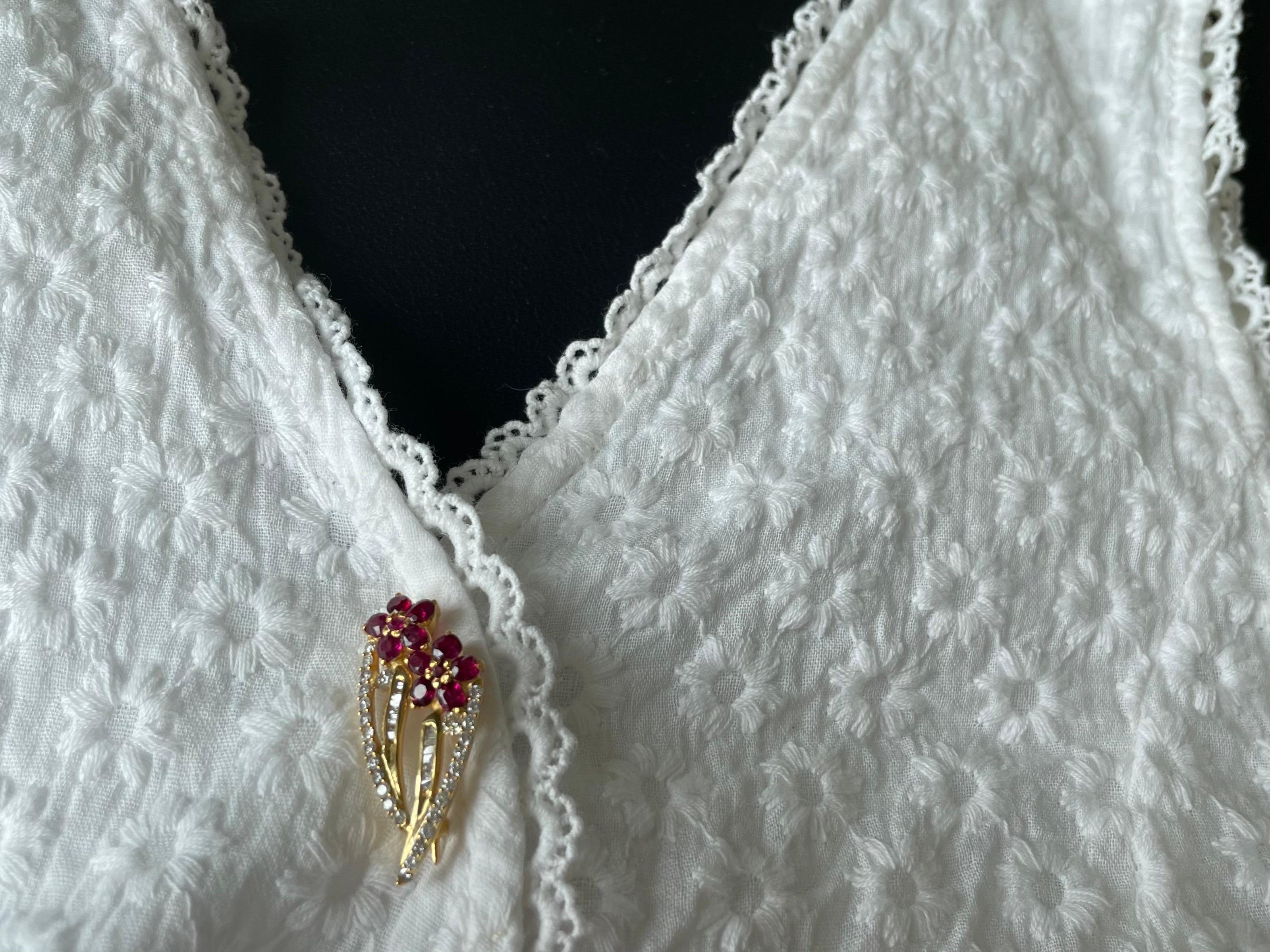 No heat Burma Pigeon Blood Ruby Brooch with Natural Diamonds in 18k solid gold For Sale 1