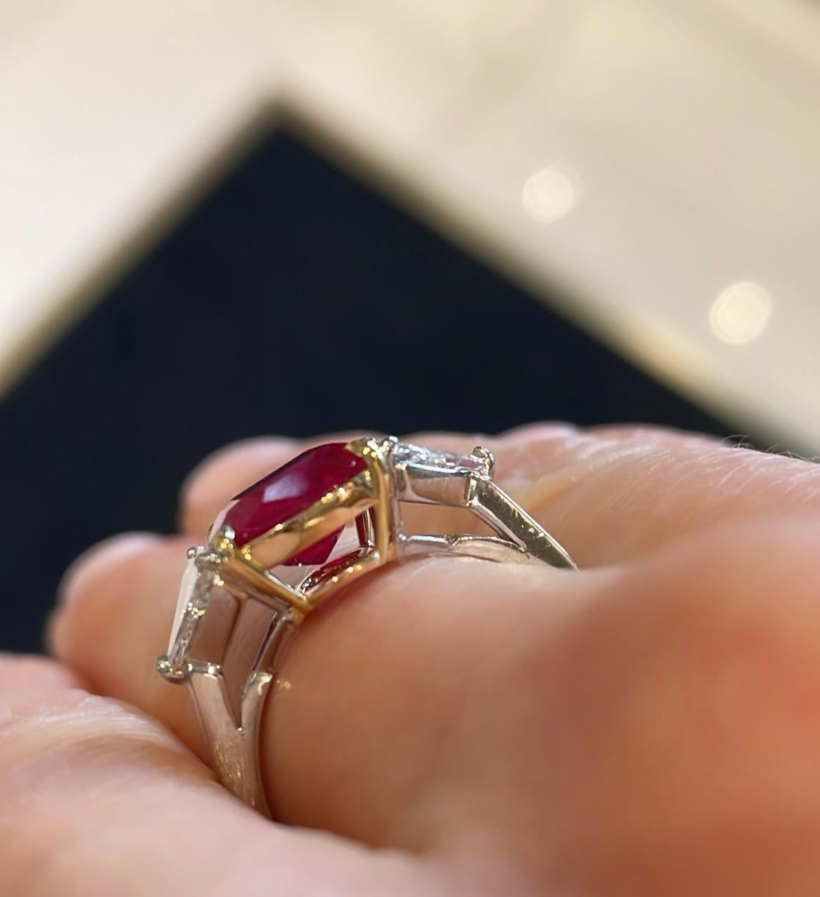 Taille coussin Bague de 3,15 carats de rubis de Birmanie certifiée AGL avec diamant en forme de cerf-volant sur les côtés en vente